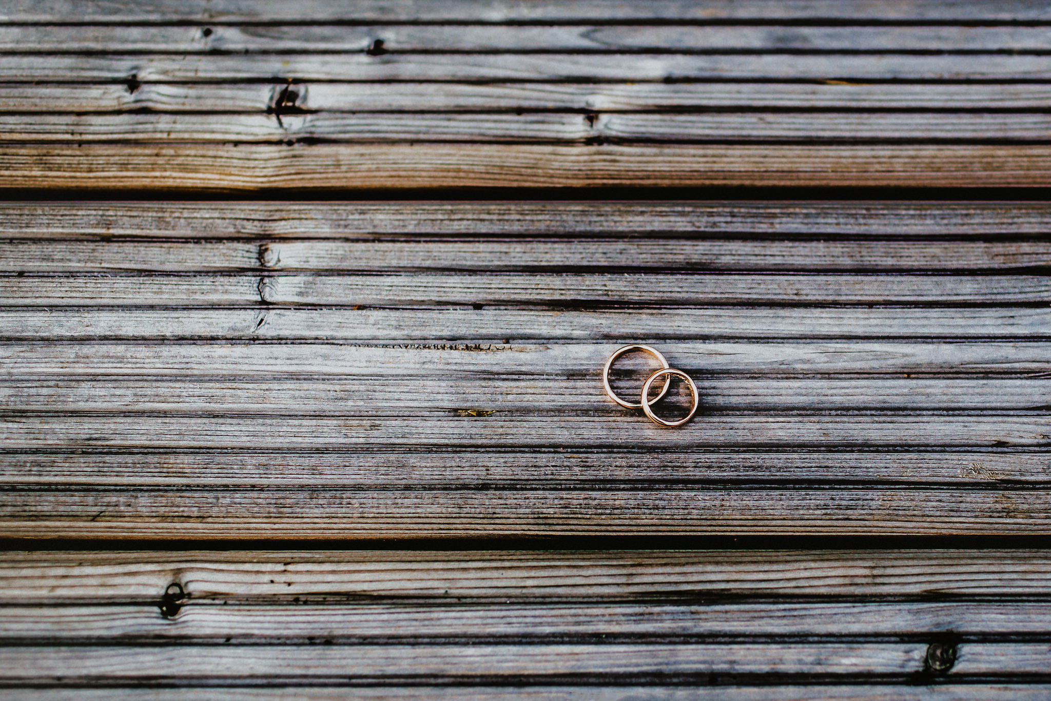 Kāzu gredzenu foto uz koka dēļiem