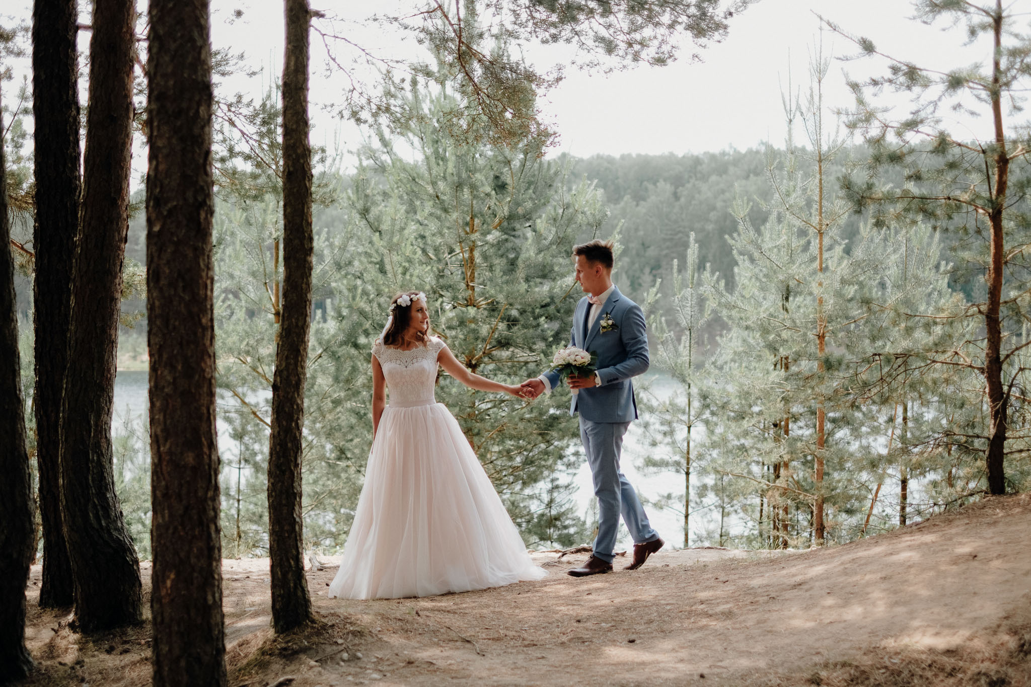 Kāzu fotogrāfs - Kāzu foto kas UZRUNĀ | Edgars Kalniņš. Kāzu × Ģimenes notikumu fotografs Edgars Kalniņš
