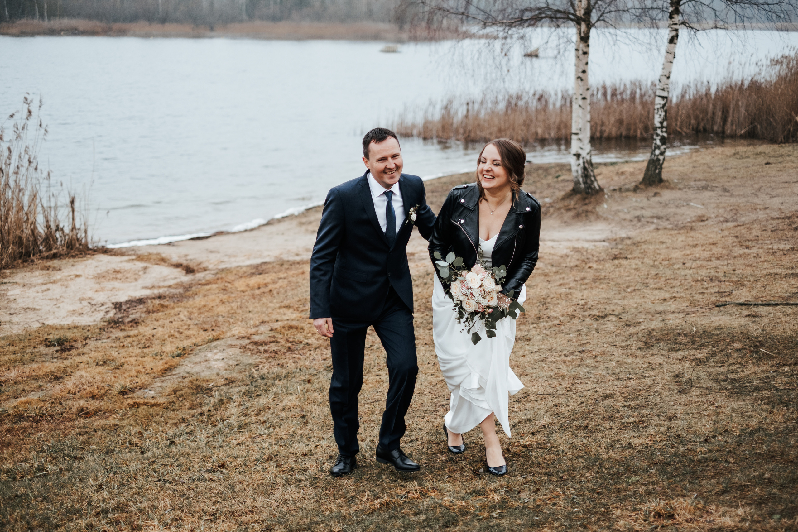 Mirklis, kad jaunais pāris smejās par mirkli. Mīlestības pilns skatiens, foto ar vērtību. Foto ir uzņemts Jēkabpilī, Radžu ūdenskrātuves teritorijā. Skaistākā vieta fotosesijai Jēkabpilī.
