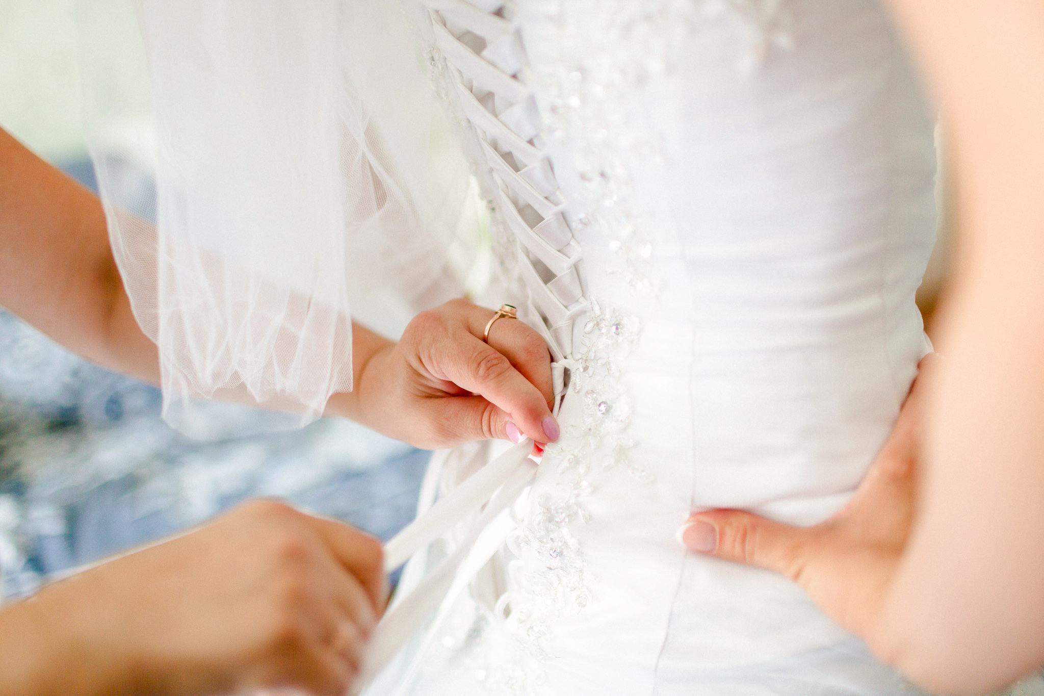 Līgavas gatavošanās, kāzu kleitas uzvilkšana