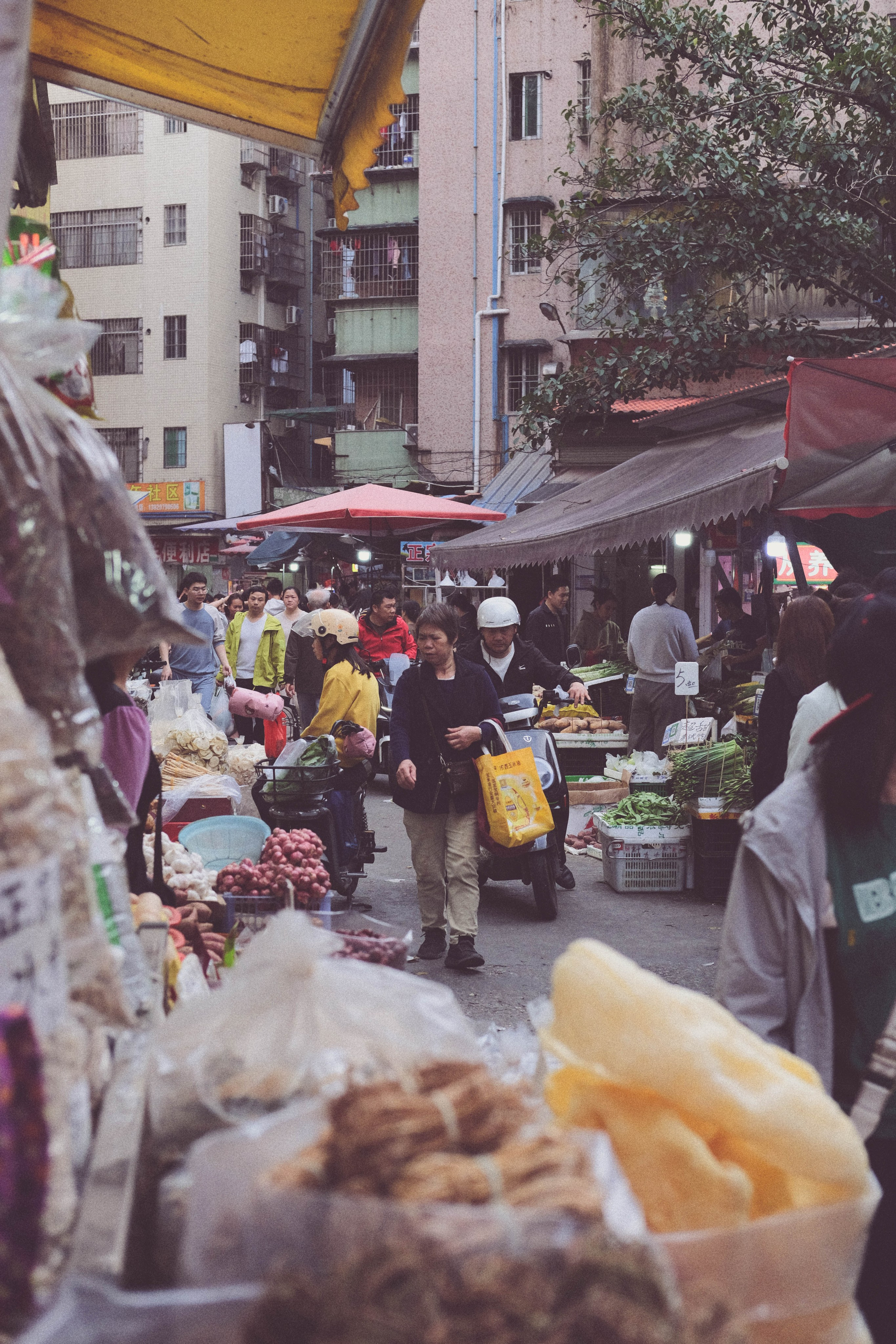 Guangzhou Street Market| Candid Street Photography by Yukophotography | 街头摄影师广州
