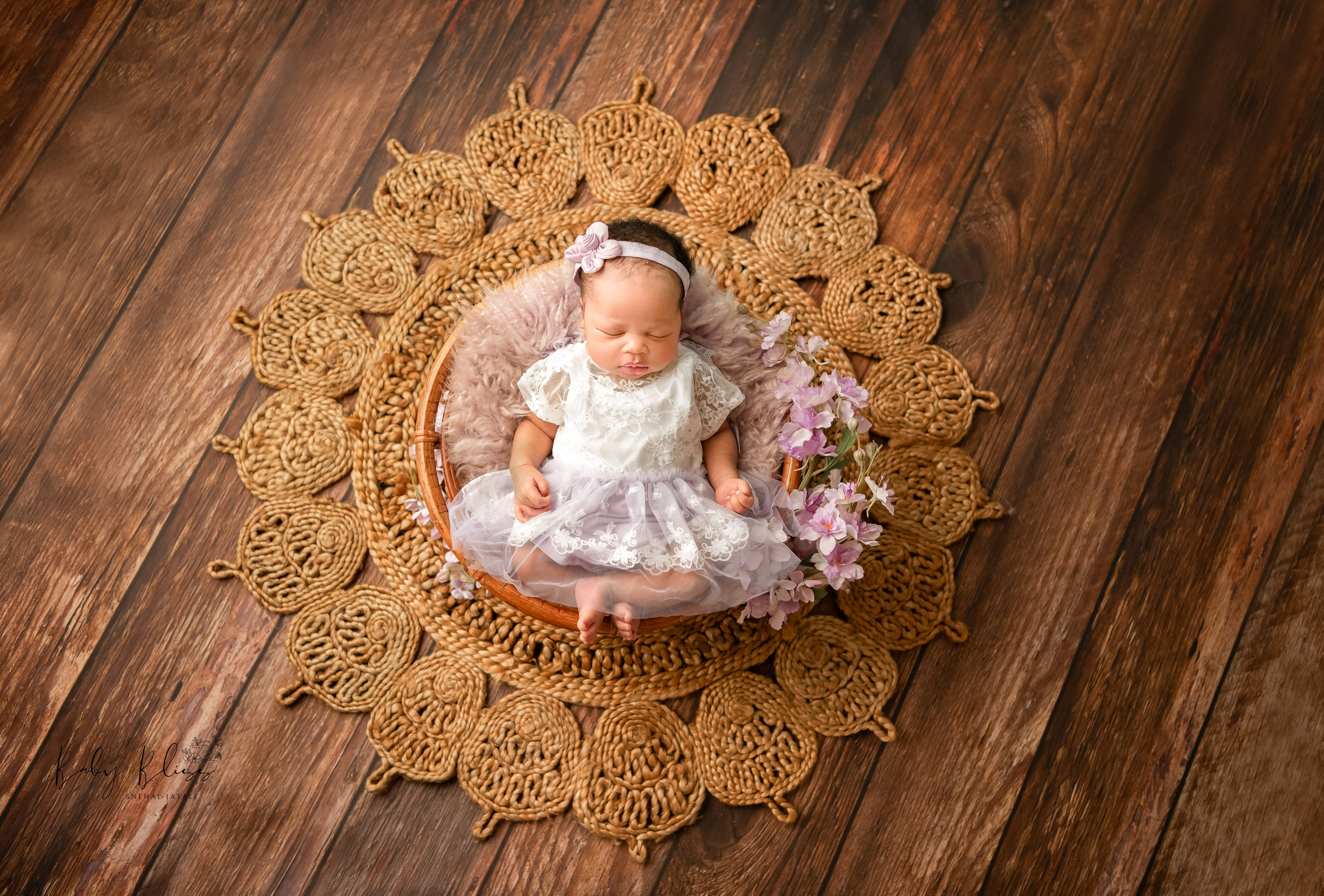 Best newborn photographer in Doha, Qatar. Best infant photoshoot in Doha, Qatar. Newborn photo session in Doha Qatar, baby, sitter, cake smash, pre-birthday, maternity, family photographer in Doha, Qatar
