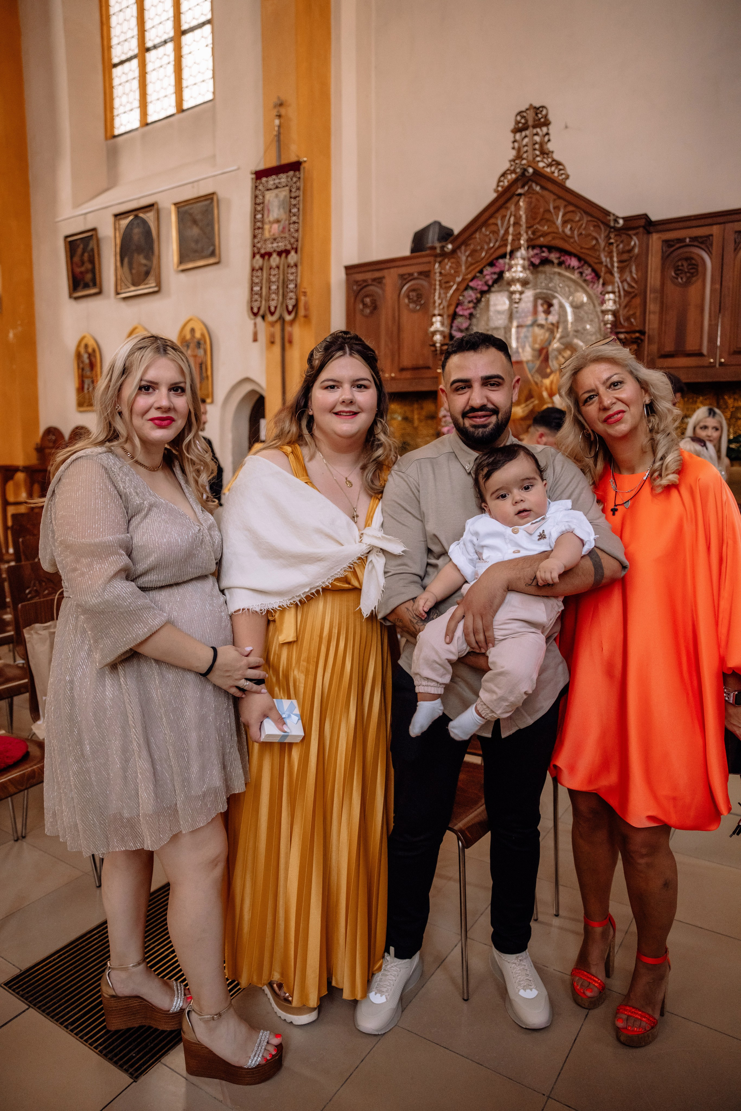 Familie mit Baby nach der Taufe – Glückliche Momente in der Kirche