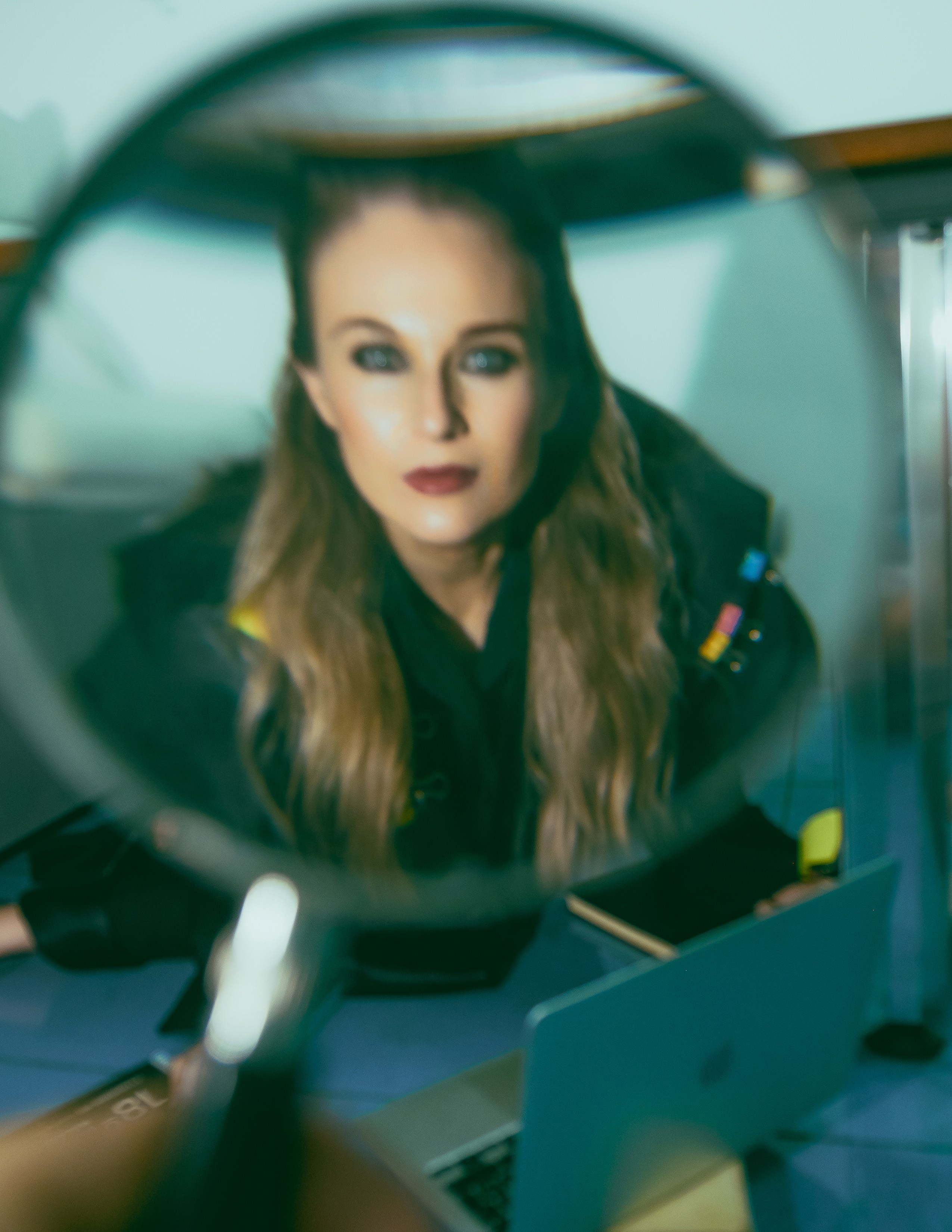 Креативная фотосессия адвоката в офисе в Аликанте, Торревьеха