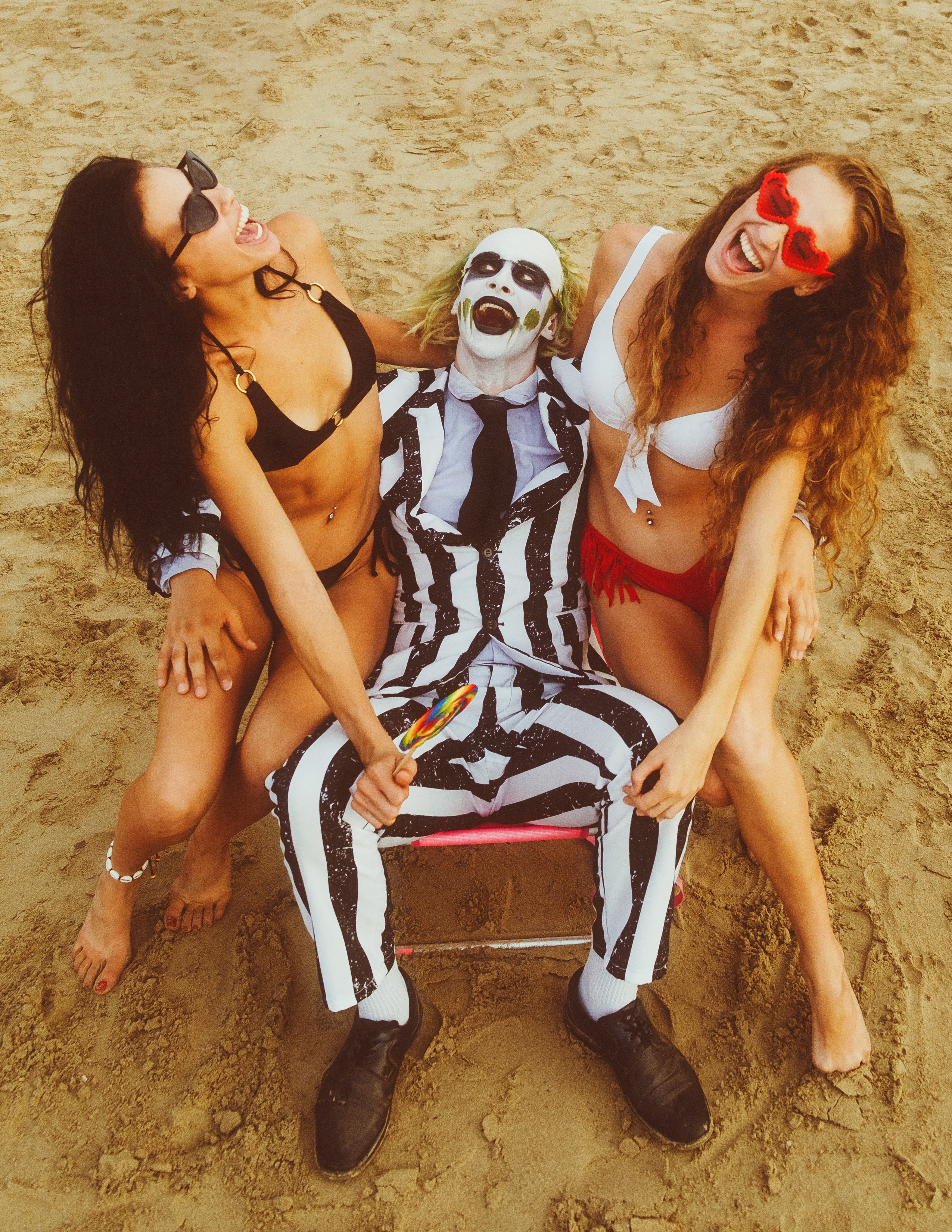 Beetlejuice на море: Экспериментальная фотосессия с цирковыми артистами — Фотограф Андрей Луковников