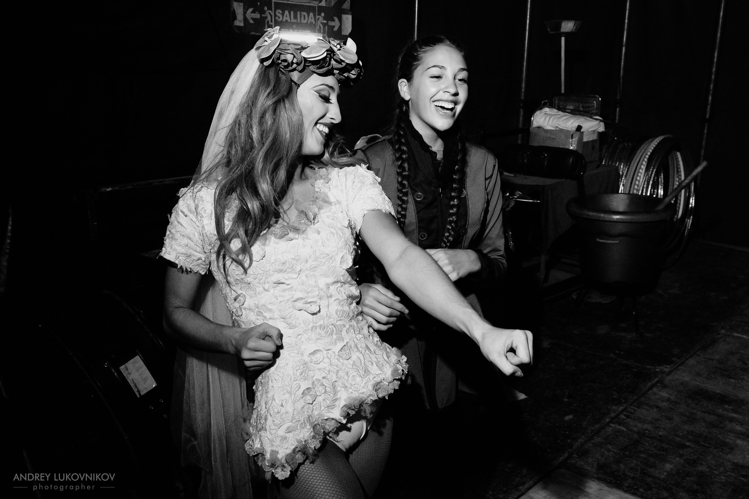 Sesión de fotos entre bastidores en El Circo Encantado: la vida de los artistas tras bambalinas