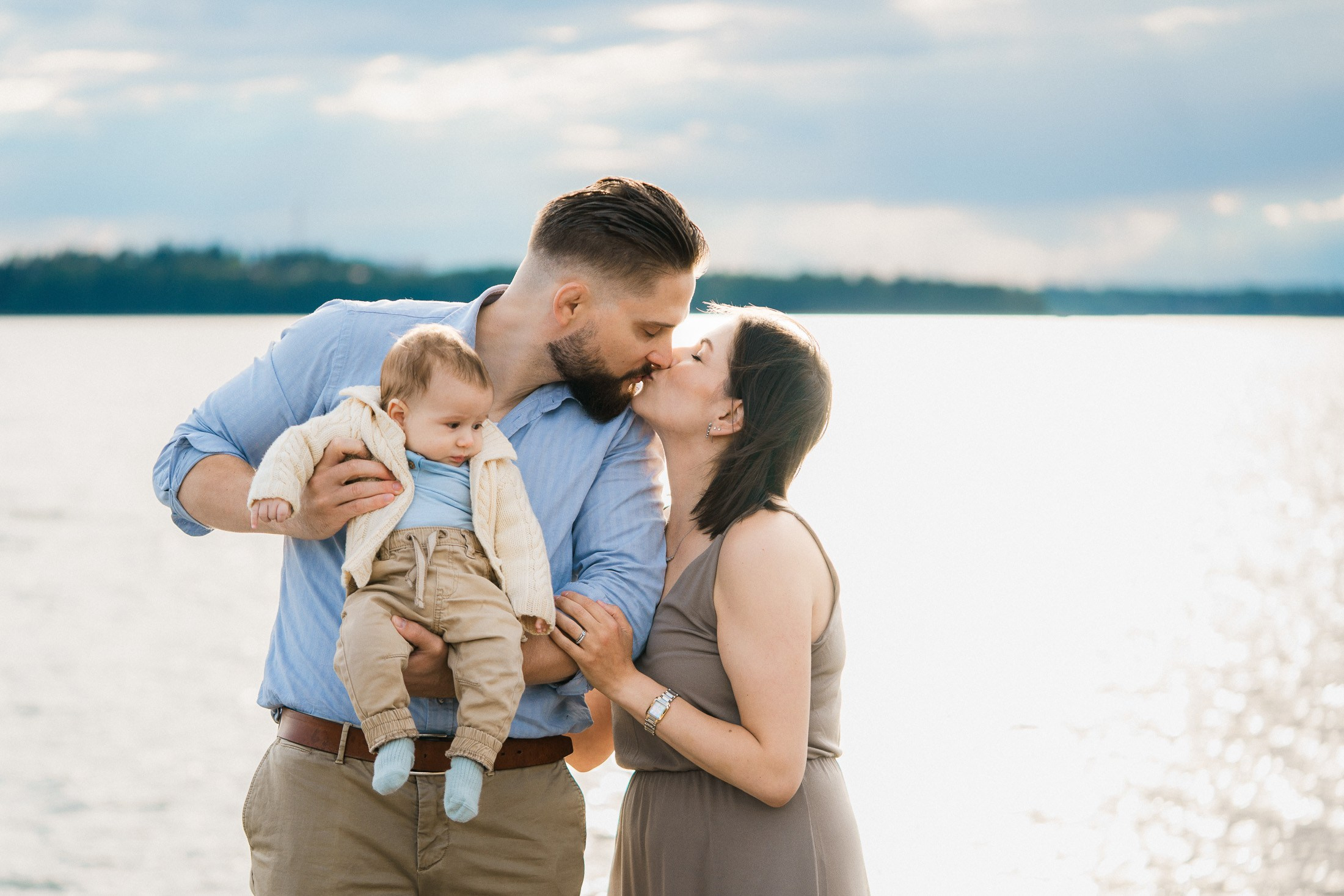 Perhekuvaus Munkkiniemen rannalla – aurinko sateen jälkeen