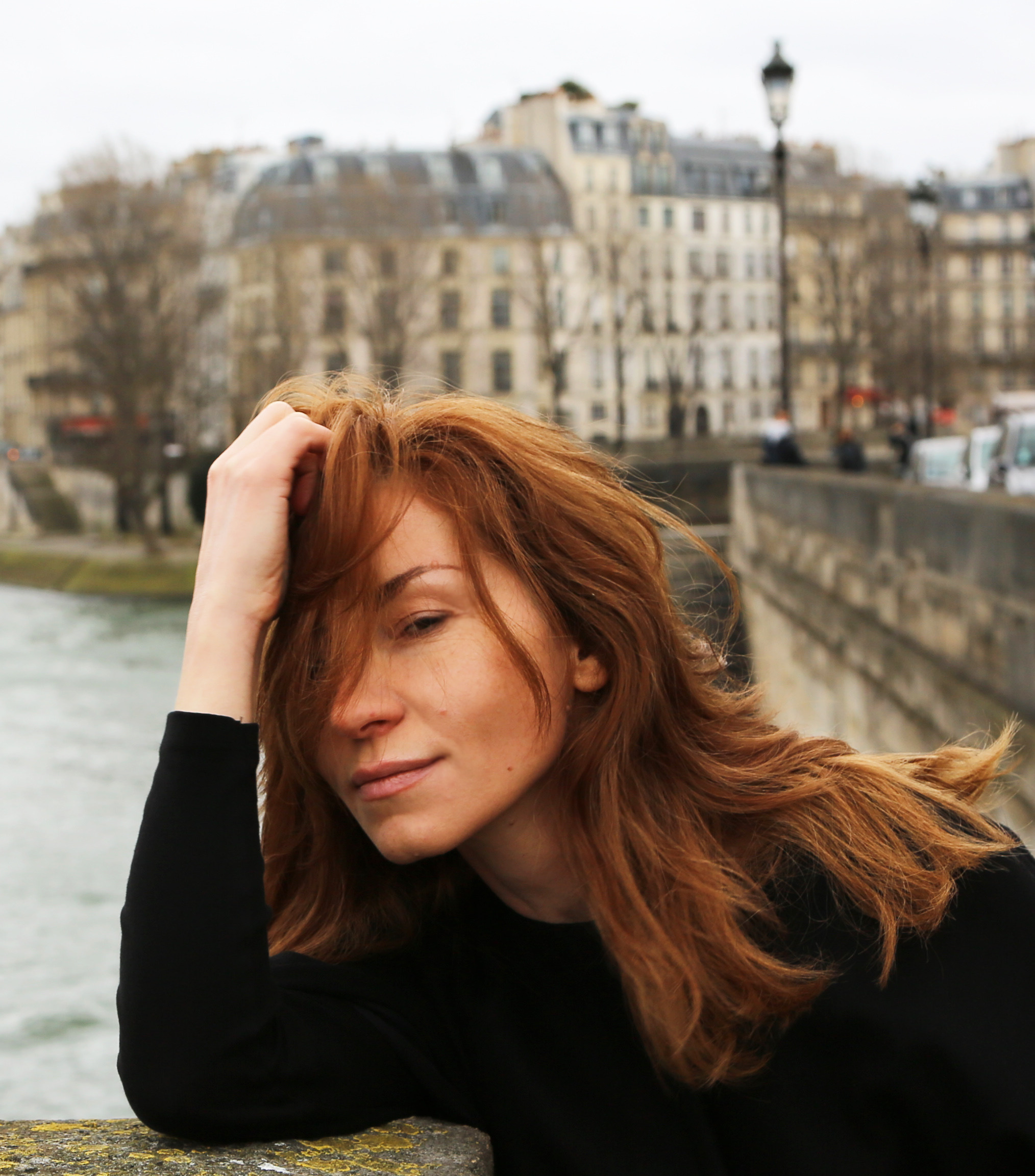 Оскар Рабин. Автопортрет с паспортами. Три цвета: Красный. Natalia Bogdanovska. Films et photographie corporate en France