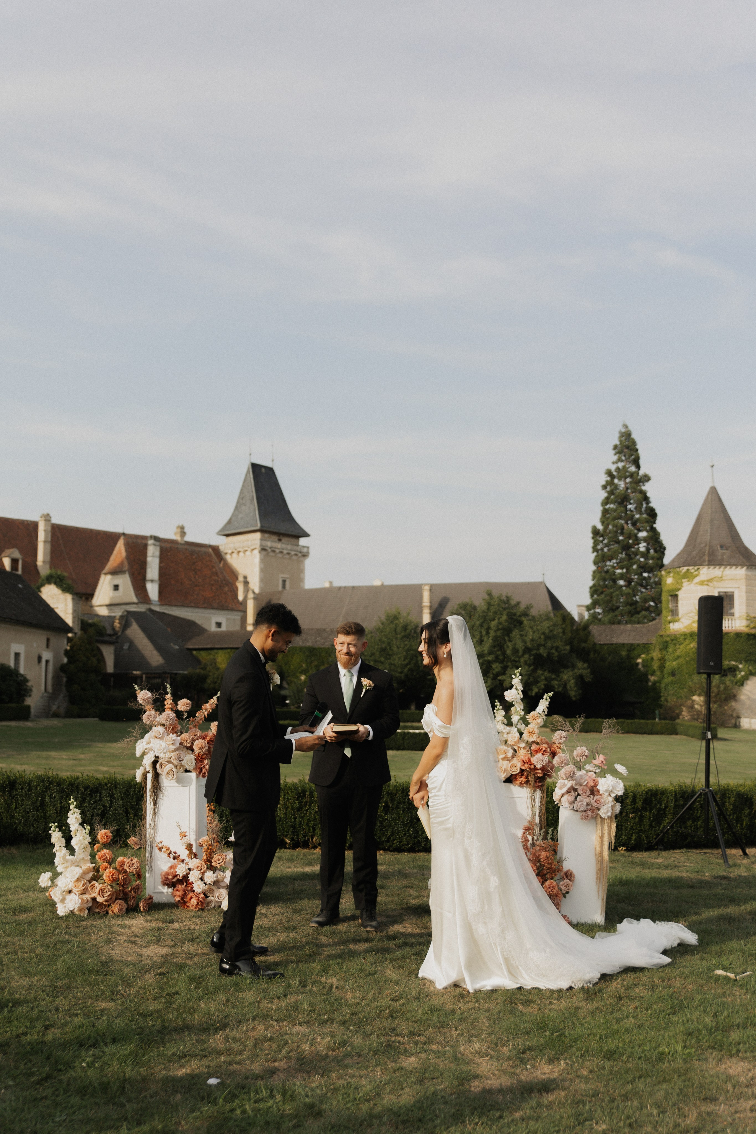 Elegant Castle Wedding in Austria | Alwin & Ruth’s Fairytale Celebration. Wedding photographer and videographer based in Timisoara, Romania