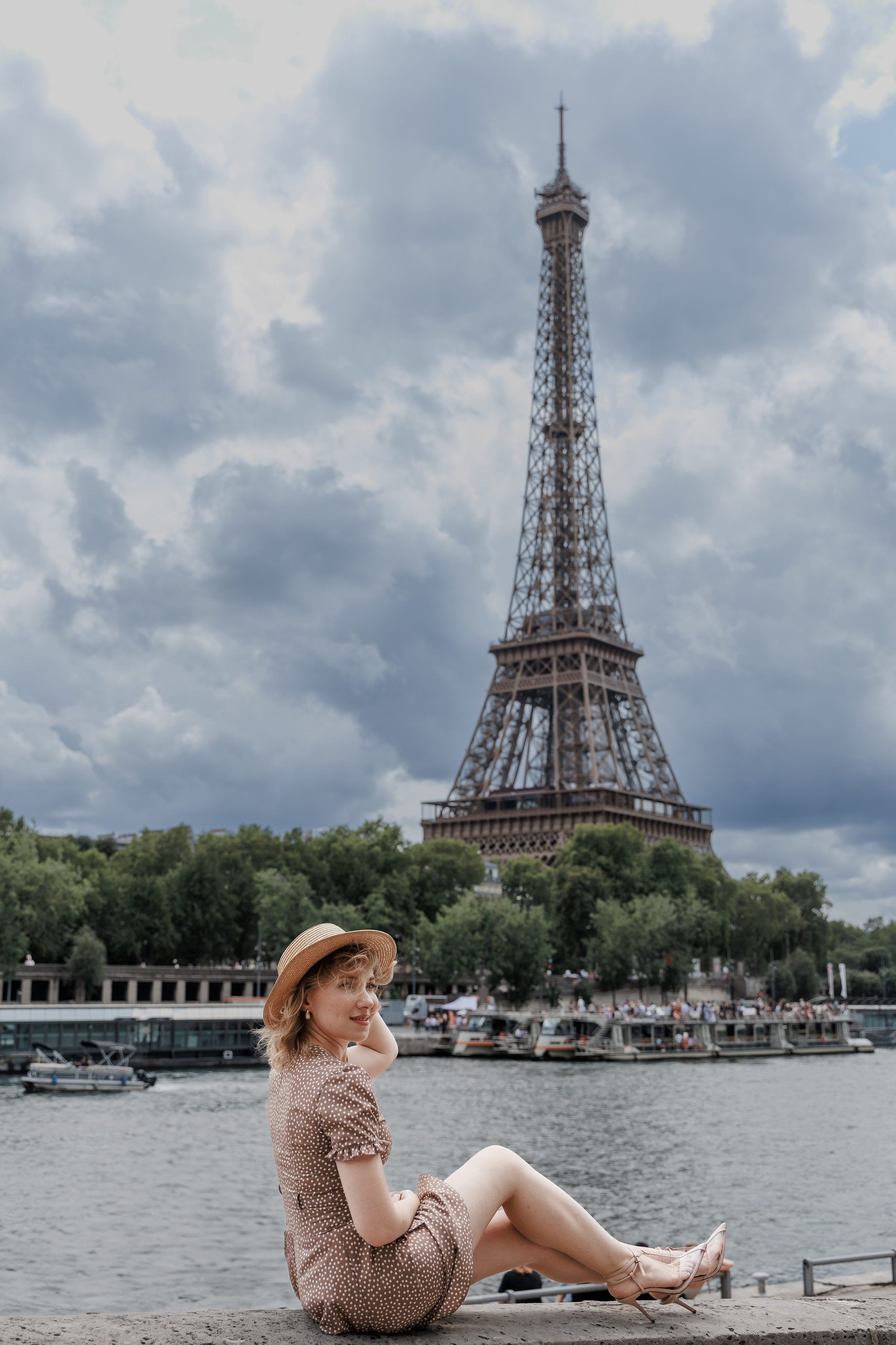 📸 French Dream in Every Frame: ISTA PHOTO SHOOT with a Baguette, Beret & Iconic Tower Backdrop. Photographe à Paris