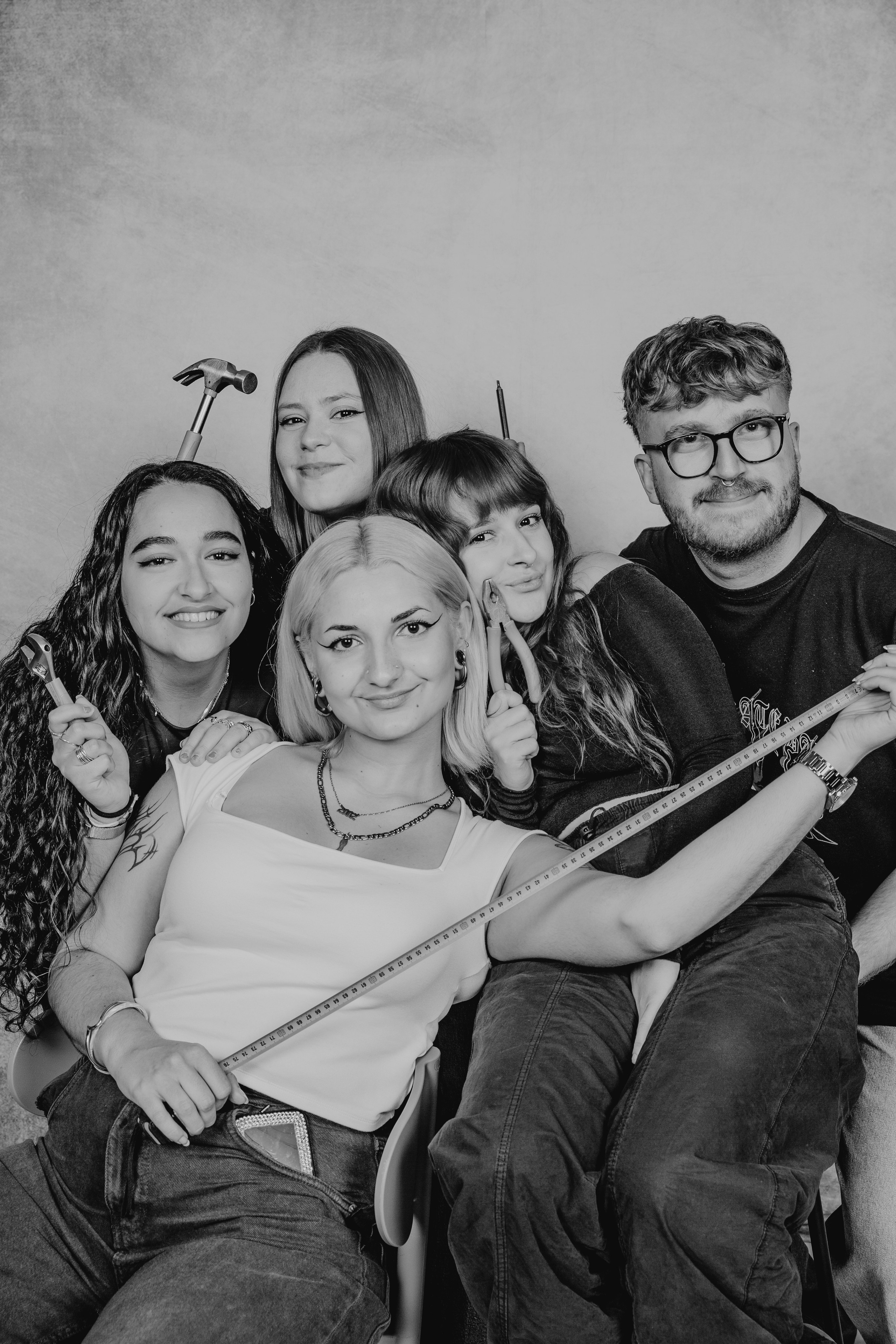 Fotografía escolar profesional en Madrid, Fotógrafo escolar capturando momentos en el aula, Reportaje de fotografía escolar para graduaciones y fin de curso, Fotos de alumnos en colegios y academias, Paquetes de fotografía escolar personalizados para cada centro, Fotografía de actividades escolares y eventos educativos, Fotografía de concursos y actividades escolares, Foto de grupo de estudiantes con uniforme escolar, Sesión de fotos para recuerdos escolares, Orlas de graduación para colegios institutos y universidades, Orlas escolares online y personalizadas, Orla de fin de curso con diseño profesional, Fotografía para orlas creativas y originales, Alumno sosteniendo su orla de graduación, Orlas infantiles con diseños divertidos y coloridos, Orlas de bachillerato con fotos profesionales, Visitas virtuales para colegios y escuelas, Tour virtual educativo para instituciones académicas, Carpeta de fotografías escolares personalizadas, Entrega de premios en concurso de fotografía escolar, Fotografía documental escolar momentos en clase y recreo, Taller de fotografía escolar para estudiantes
