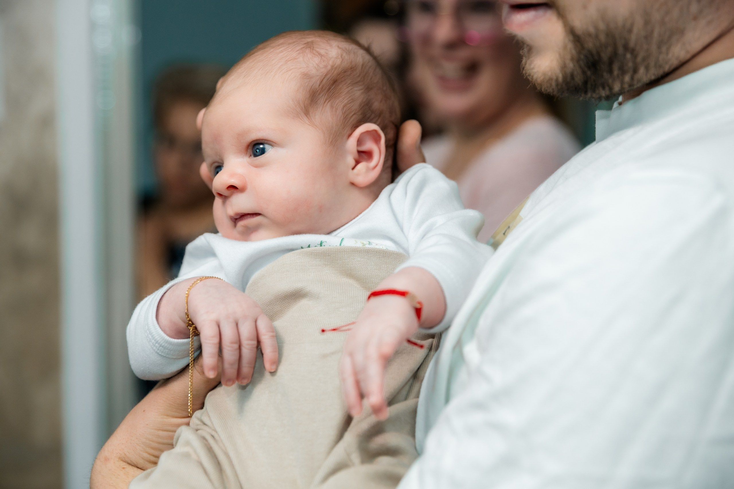 - Preotul ținându-l pe micuțul Mathias Gabriel la botez, în biserica Înălțarea Domnului, Copălău  - Detalii de la botezul lui Mathias – lumânare, trusou și icoană  - Familia lui Mathias Gabriel alături de micuț, în ziua botezului  - Portret emoționant cu mama și bebelușul în brațe, în biserică,fotograf profesionist evenimente Botoșani, Iași, Suceava, Fălticeni, Bacău, Pașcani, Roman - AlinoFotoStudio by Alin Chirilă - servicii foto nuntă, botez, cununie, ședințe foto creative, albume personalizate, fotografii emoționante și calitative pentru cele mai importante momente din viață,fotograf nuntă Botoșani Alin Chirilă,  ședință foto botez Iași - AlinoFotoStudio,  servicii fotograf profesionist evenimente Suceava,  fotograf cununie civilă Fălticeni - Alin Chirilă,  album foto nuntă personalizat Bacău.“Bebeluș botezat în biserică, ținut în brațe de nași”	•	“Detaliu cu lumânarea de botez decorată cu flori albe”	•	“Părinți emoționați alături de copilul lor la ceremonia de botez”	•	“Masa festivă de botez cu decor tematic și tort personalizat”	•	“Momentul în care preotul toarnă apă sfințită pe fruntea bebelușului”	“Bebeluș în rochie albă de botez, zâmbind în brațele mamei”	•	“Detaliu cu cruciulița de botez așezată pe o pernă de satin”	•	“Părinți și nași aprinzând lumânările în timpul ceremoniei de botez”	•	“Tort de botez decorat cu figurine tematice și numele copilului”	•	“Copil botezat dormind liniștit în pătuțul decorat festiv”	•	“Momentul în care preotul binecuvântează copilul în fața altarului”	•	“Invitați adunându-se în jurul mesei festive la petrecerea de botez”	•	“Bebeluș ținând în mână o jucărie personalizată primită la botez”	•	“Familie fericită pozând împreună după ceremonia de botez”	•	“Decor tematic cu baloane și flori la locația petrecerii de botez” fotograf Botoșani fotograf evenimente fotograf botez Alin Chirila fotograf alinofotostudio.fotograf botez Amelis Maria, fotografie botez Botoșani, fotograf Alin Chirilă, amintiri botez, fotografii botez, botez Amelis Maria, fotograf copii, fotografie botez în Botoșani,