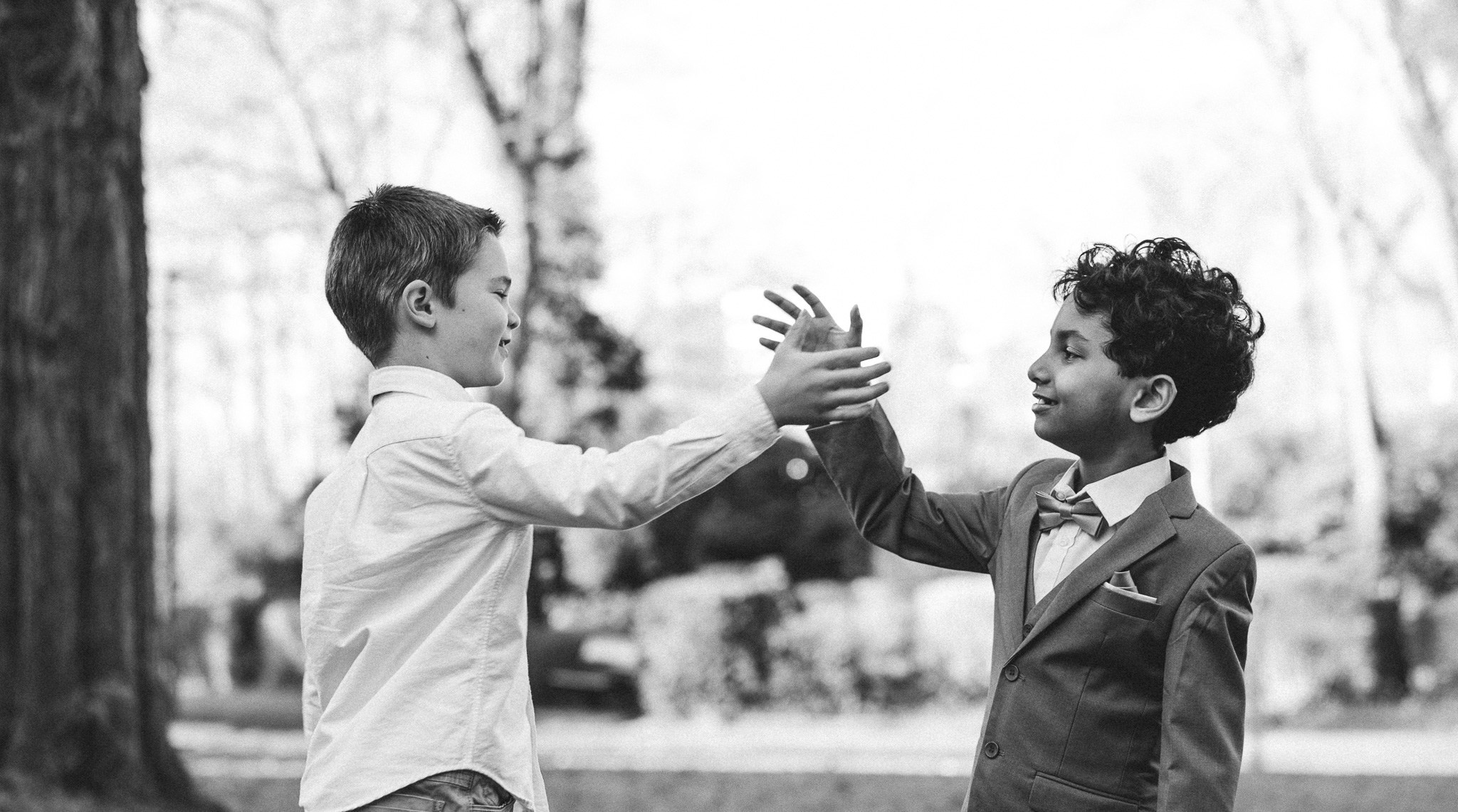 Intiem moment tussen bruid en bruidegom tijdens hun huwelijk in het gemeentehuis van Zaventem - Kapture Fotografie