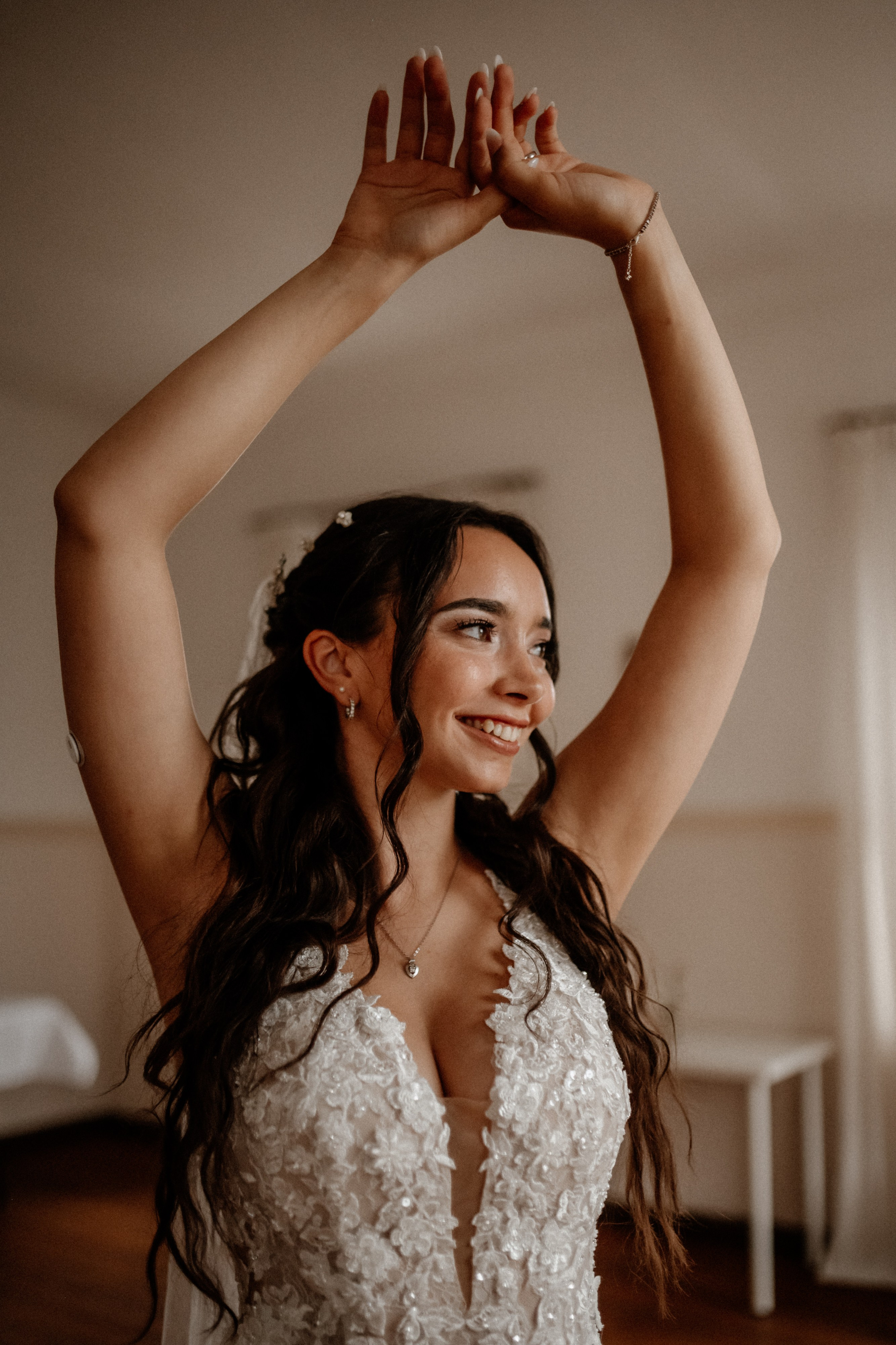 Brautpaar tanzt unter freiem Himmel – Der erste Tanz in romantischer Atmosphäre