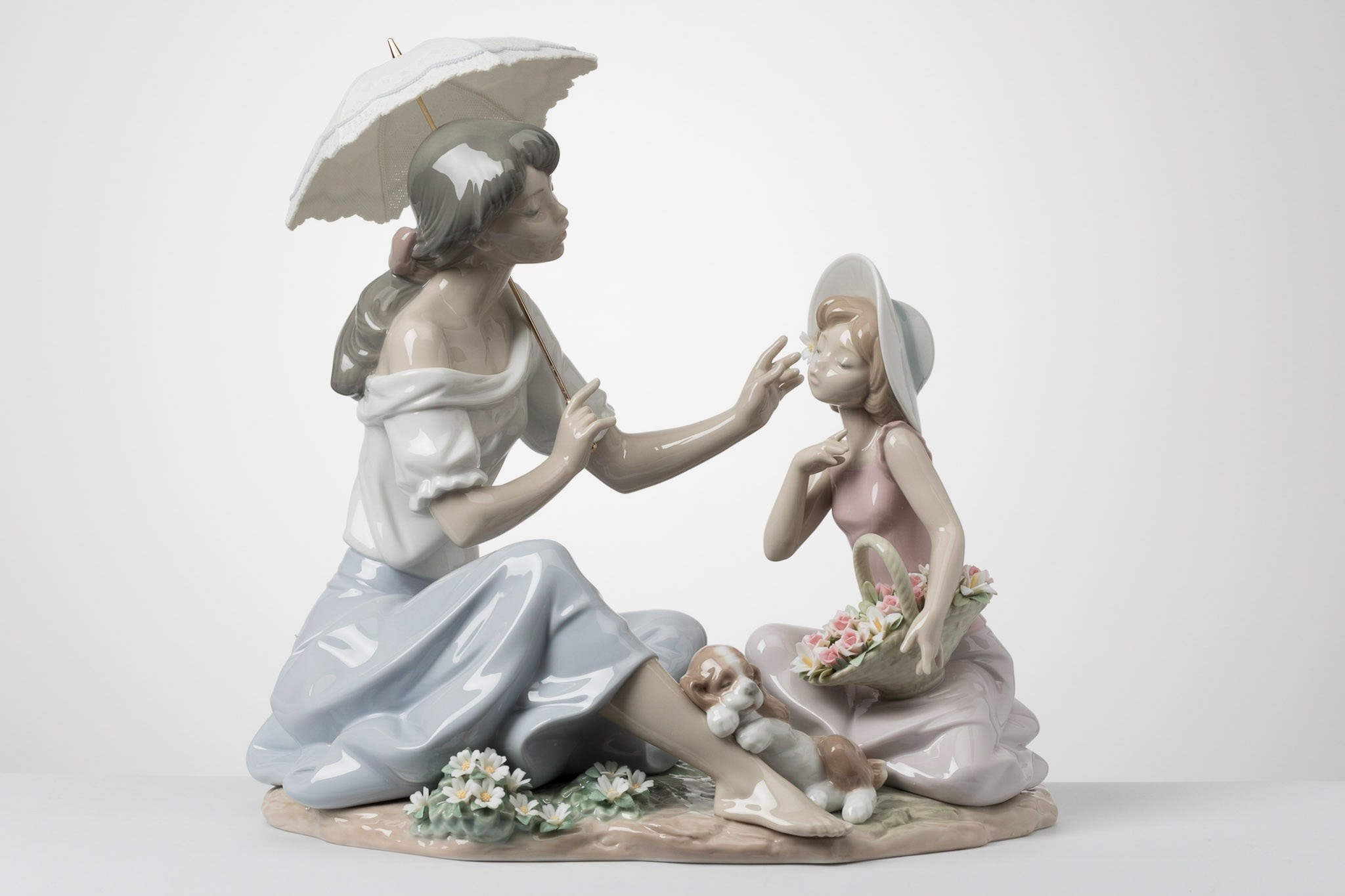 Фарфоровая скульптура на белом фоне - фотограф Андрей Дунин