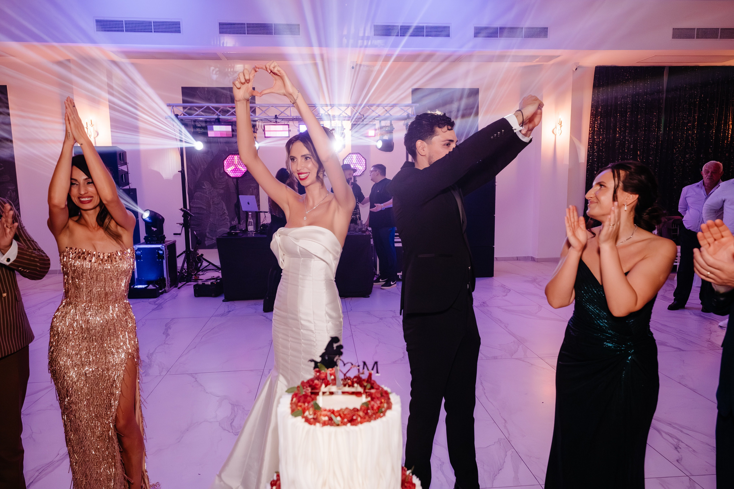 Tăierea tortului de nuntă sub ploaia de artificii la Anne Dărmănești.