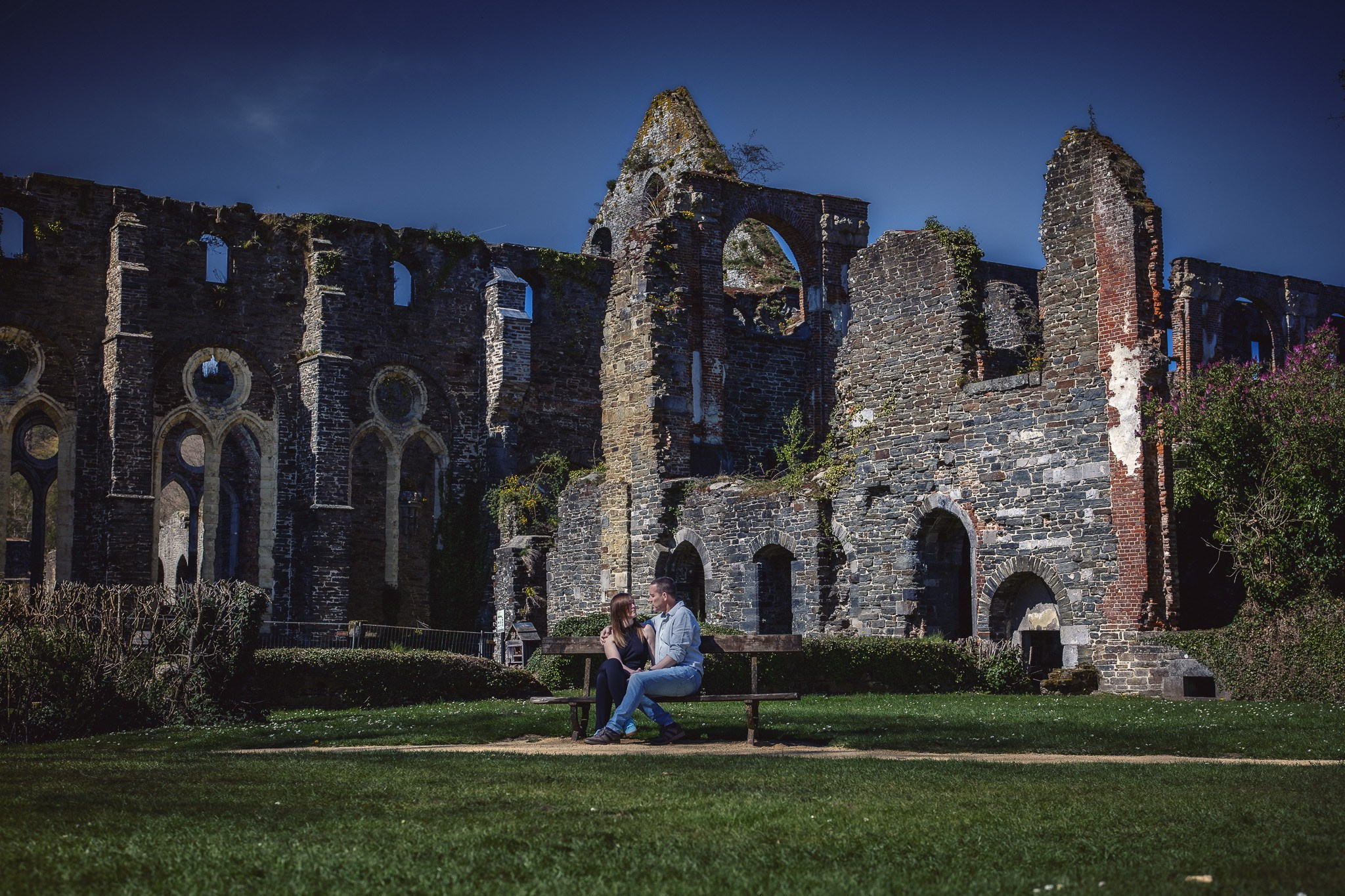 Romantische wandeling tijdens een loveshoot in historische abdij - Kapture Fotografie