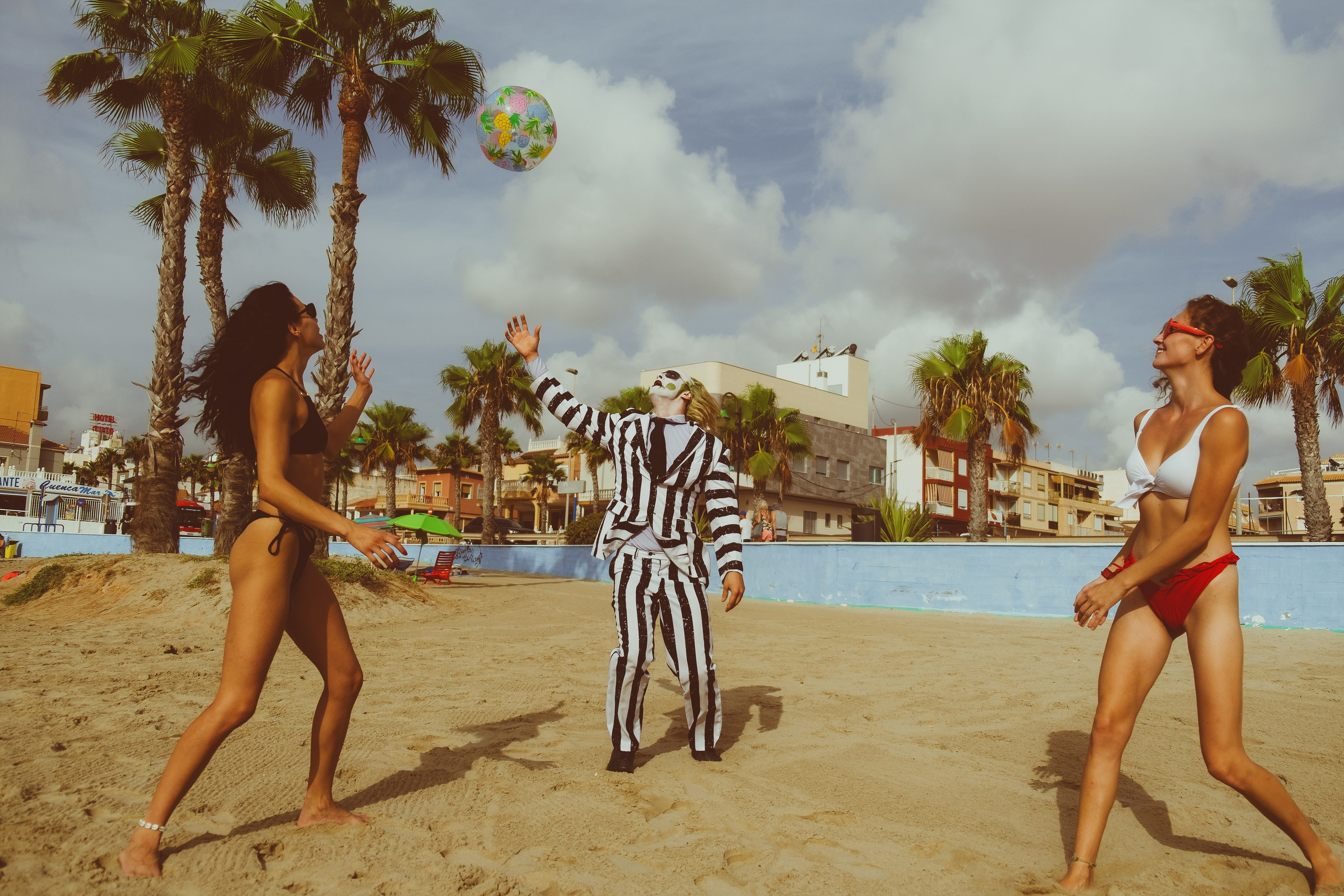 Beetlejuice на море: Экспериментальная фотосессия с цирковыми артистами — Фотограф Андрей Луковников