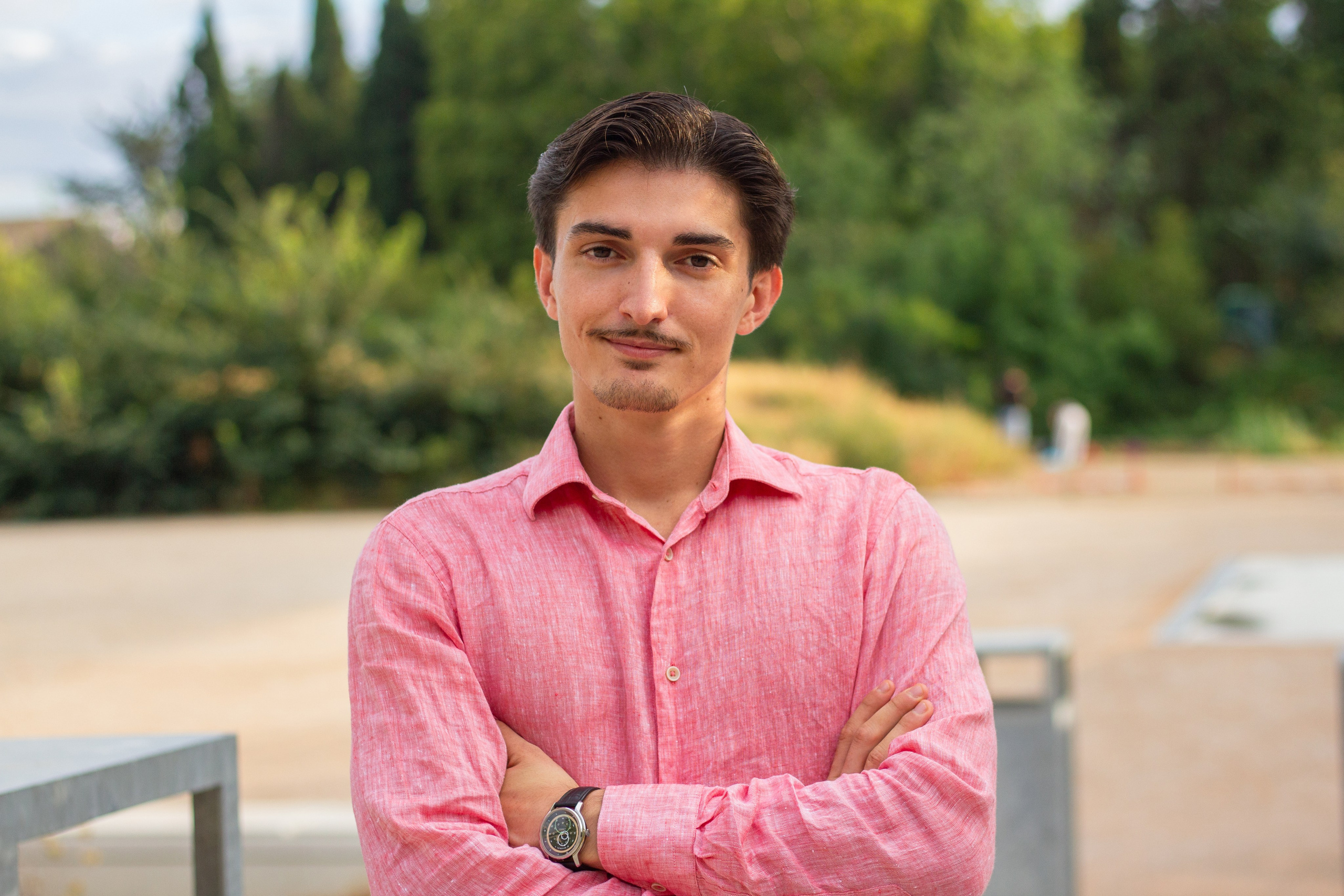 Homme d’affaires posant pour un portrait LinkedIn