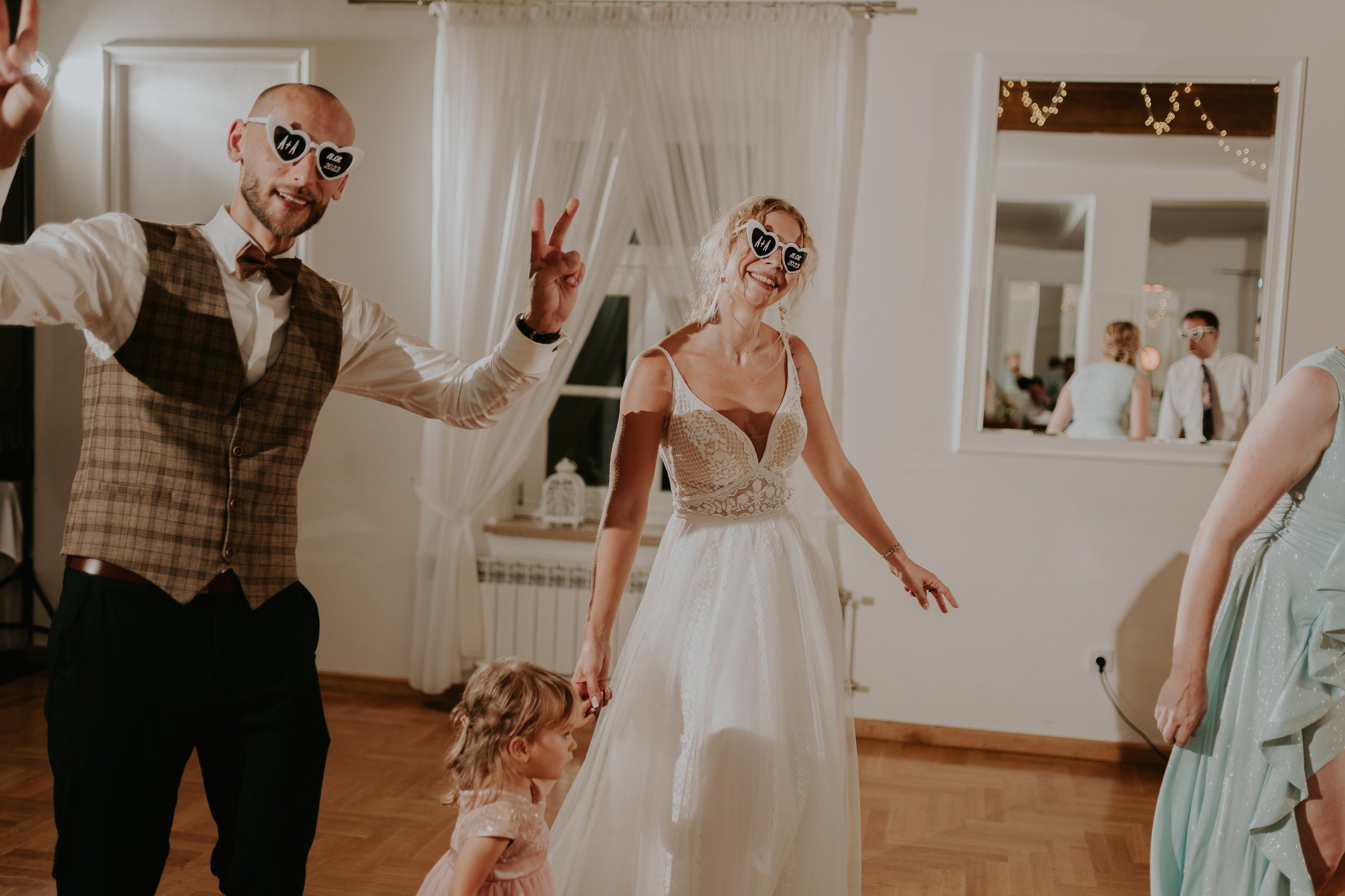 Dwór Wierzbno: plenerowy ślub pod wierzbą. Karkowskafoto - fotografia miłości