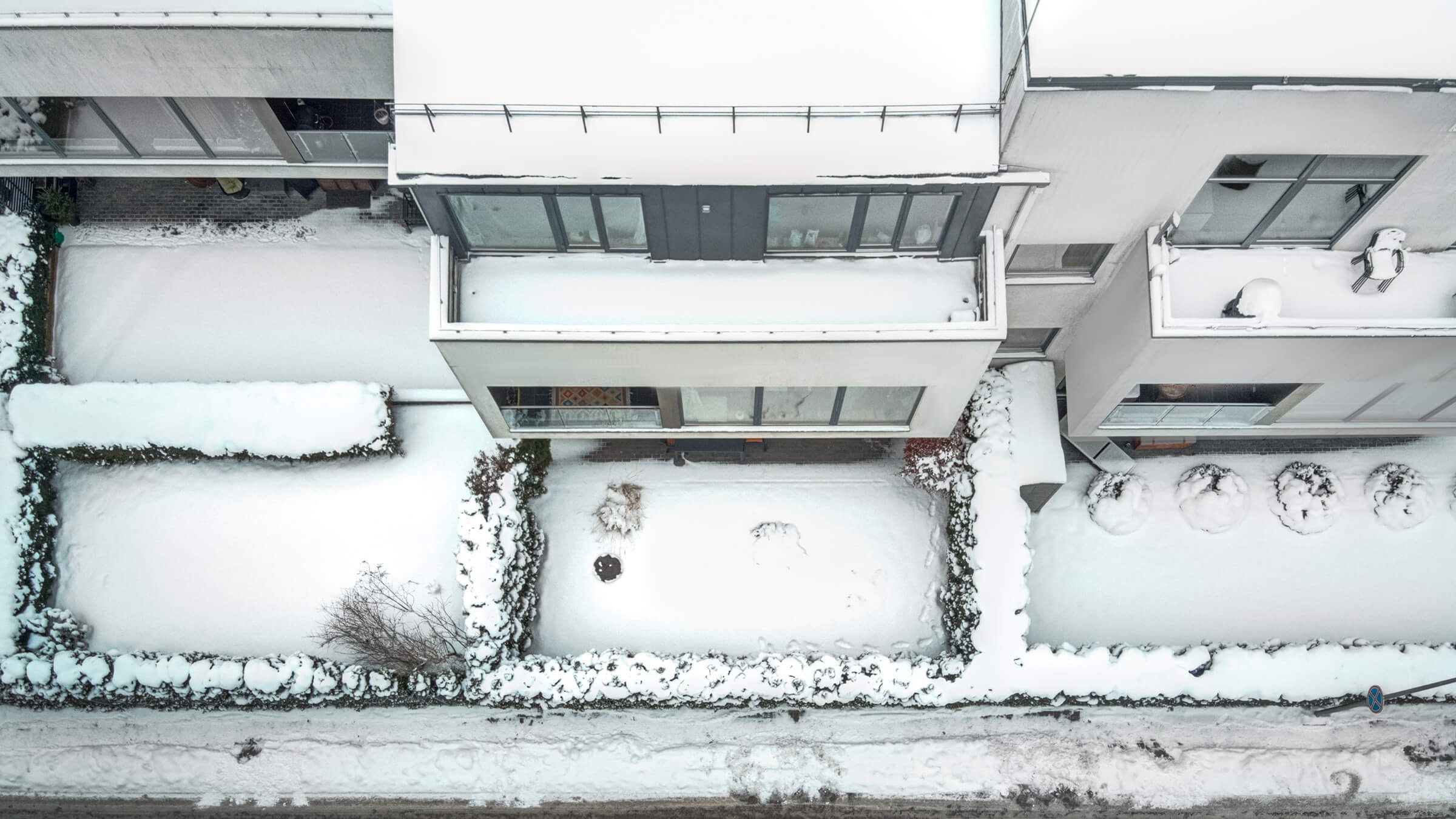 Iš oro nufotografuotas modernus 4 kambarių butas Vilniuje su vaizdu į tankų mišką ir žalią gamtą