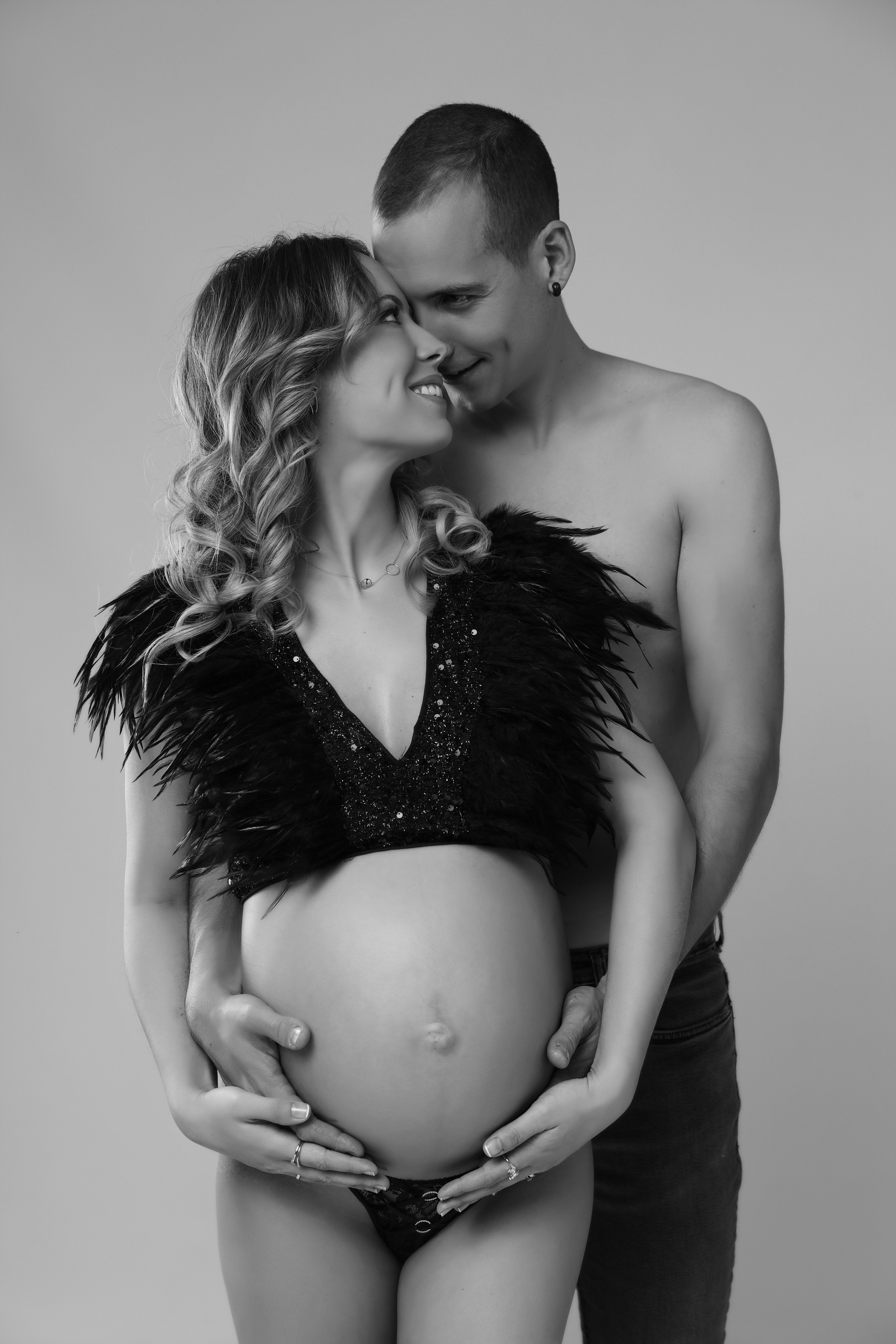 Nueva Sesión Embarazo En Estudio. Fotografía de Eventos, Embarazo y Familiar en Pirineos