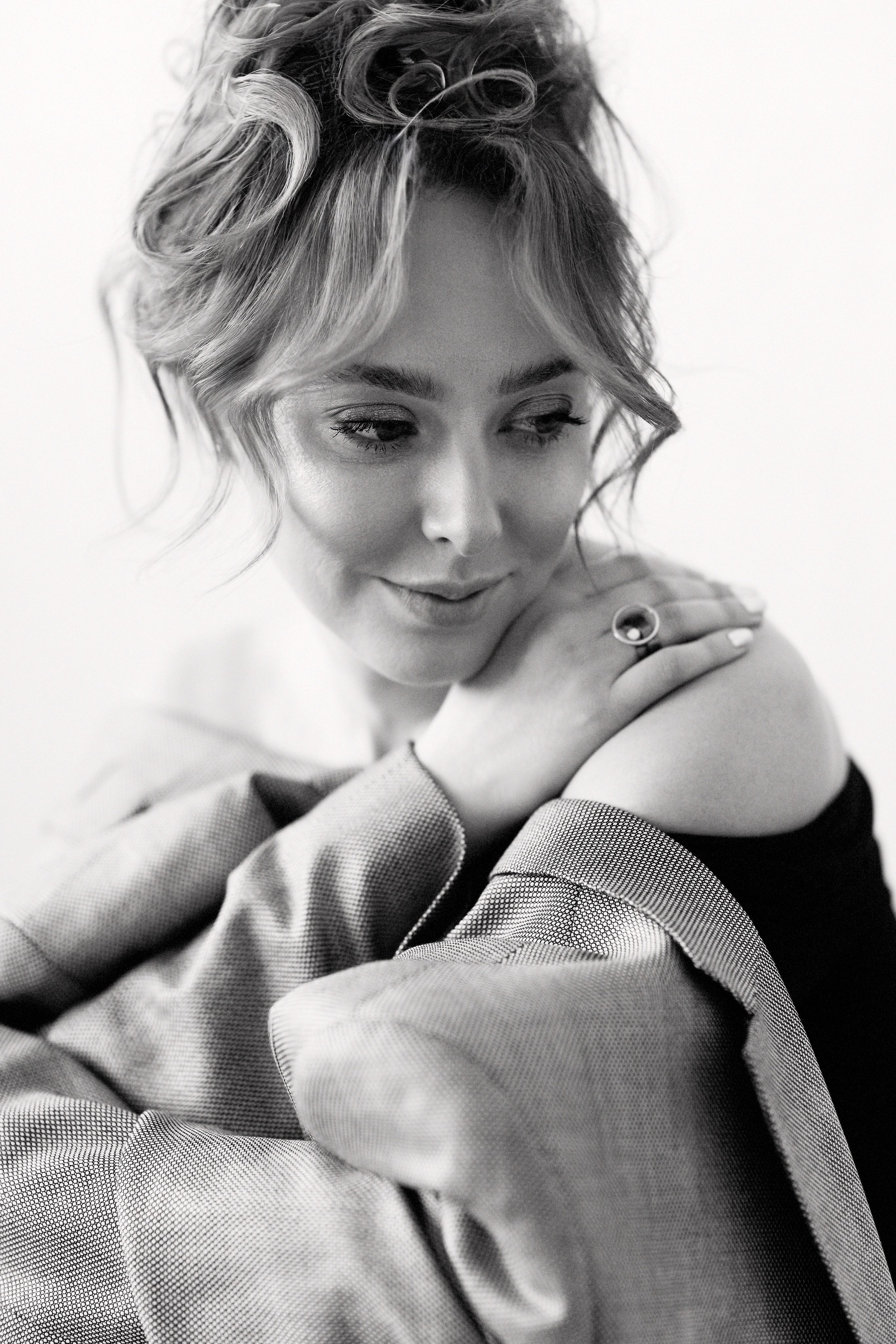 Сильный контраст света и тени на лице модели в черно-белом портрете