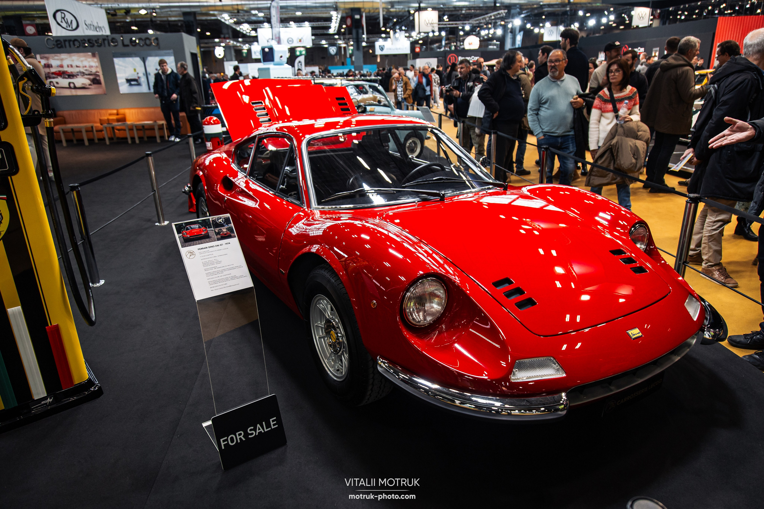 Retromobile 2023. Photographe de voitures à Paris — Vitalii Motruk