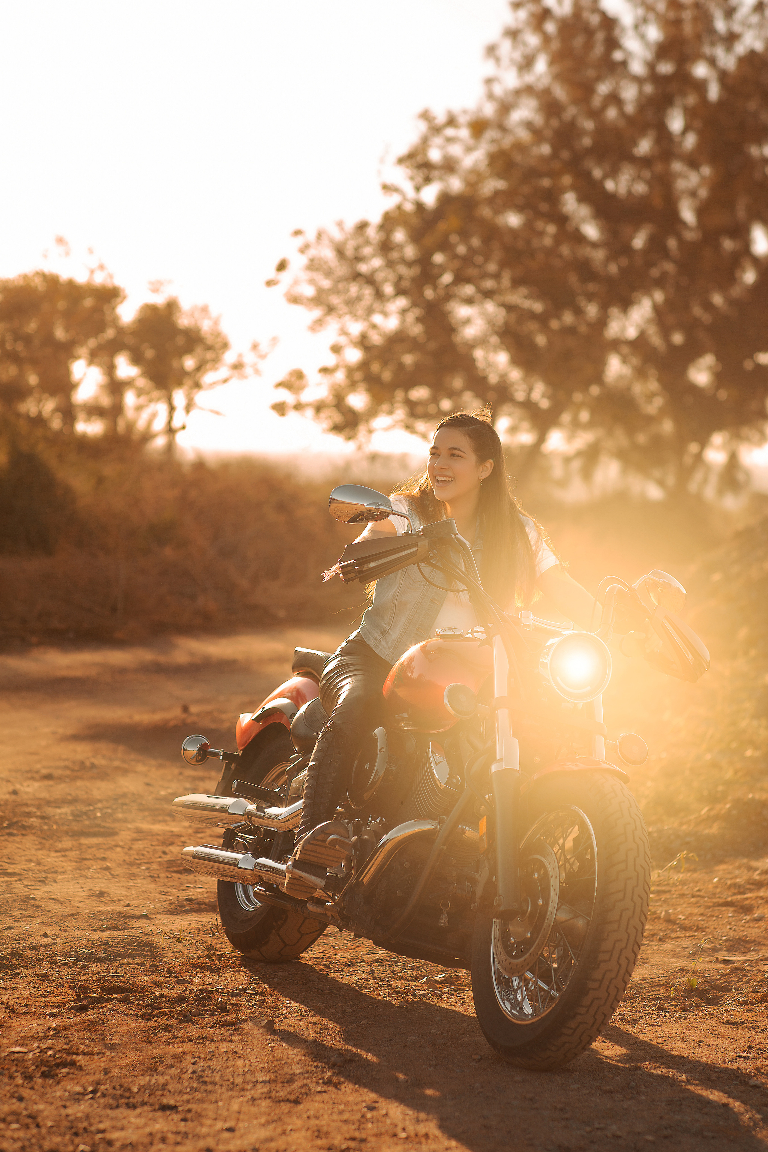 Fotografia de XV casual con la moto para Valeria. Victoria Castellanos. Photographer in Mazatlán