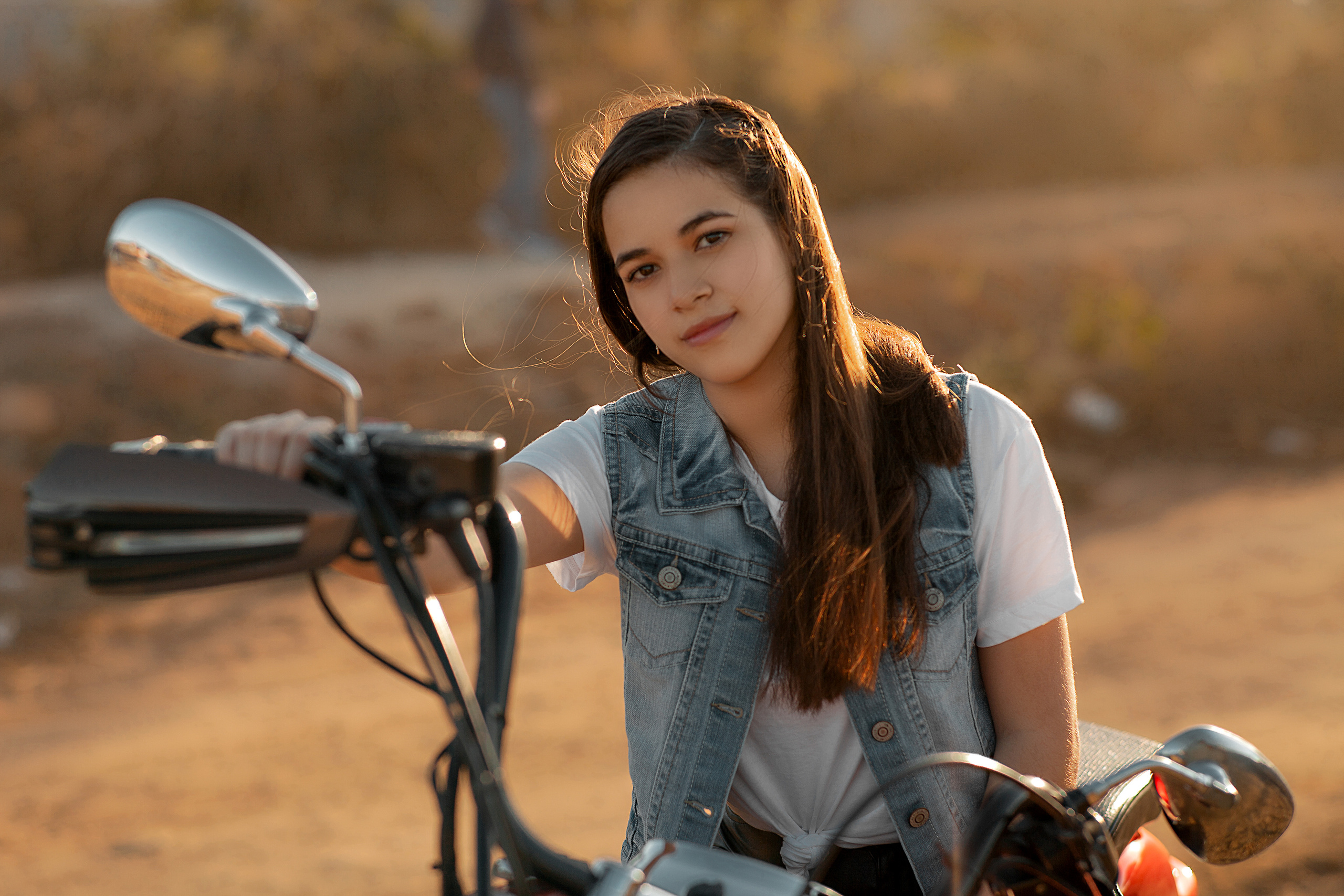 Fotografia de XV casual con la moto para Valeria. Victoria Castellanos. Photographer in Mazatlán