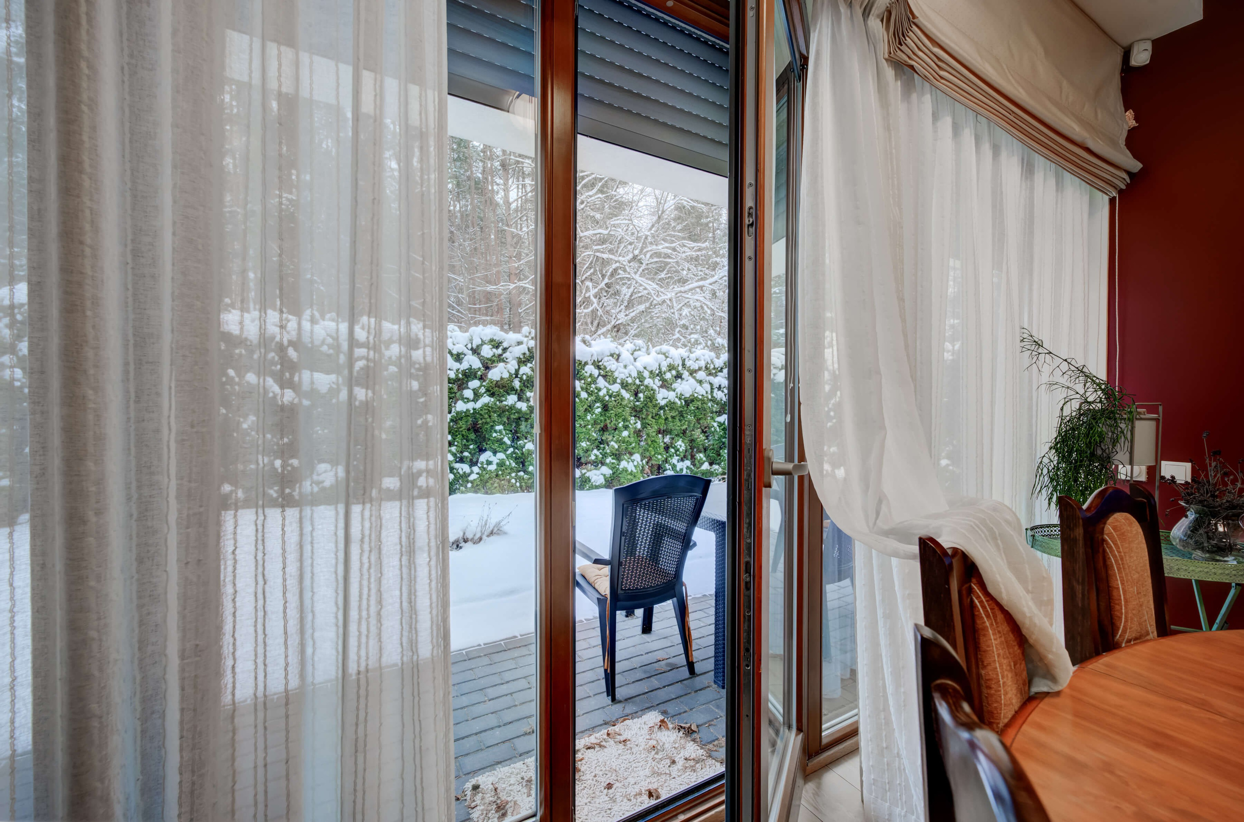 Svetainė su meno kūriniais ir vaizdu į terasą – prabangus 4 kambarių butas Vilniuje su mišku už lango