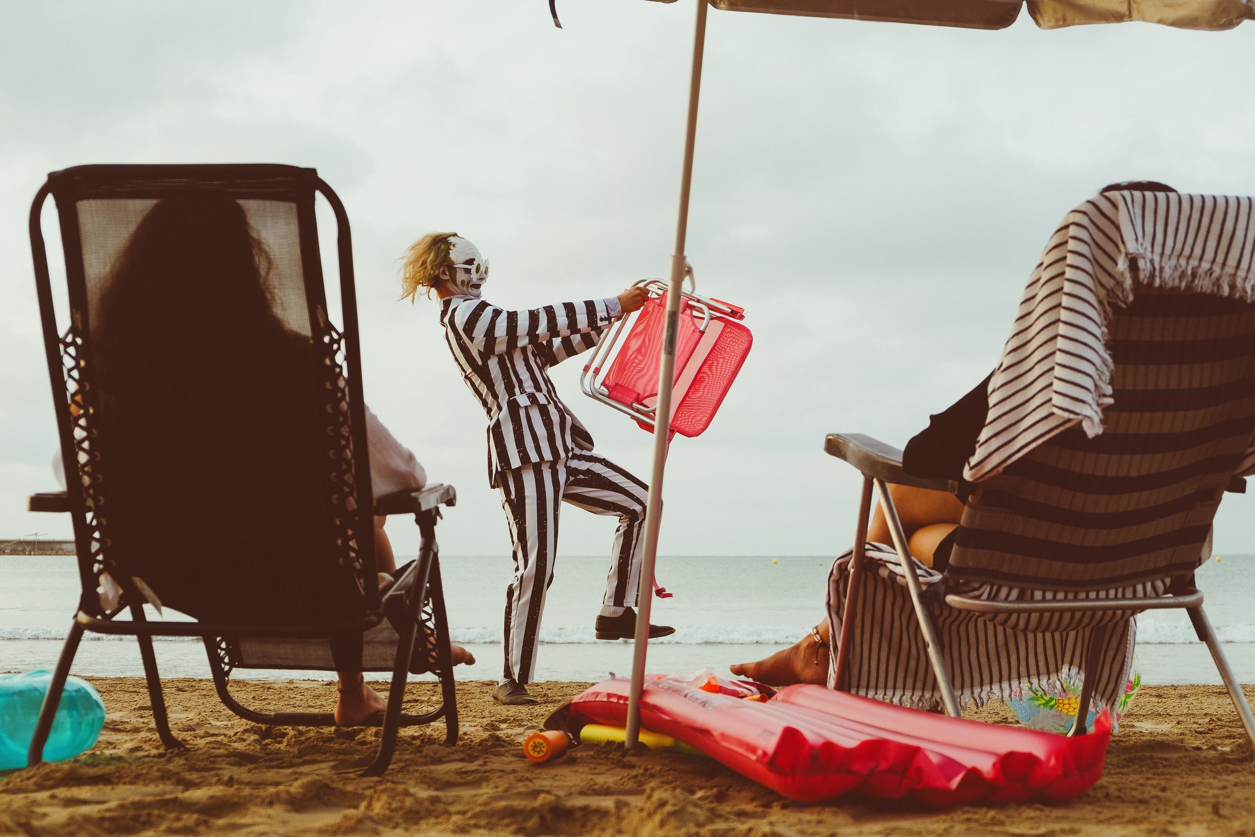 Beetlejuice на море: Экспериментальная фотосессия с цирковыми артистами — Фотограф Андрей Луковников