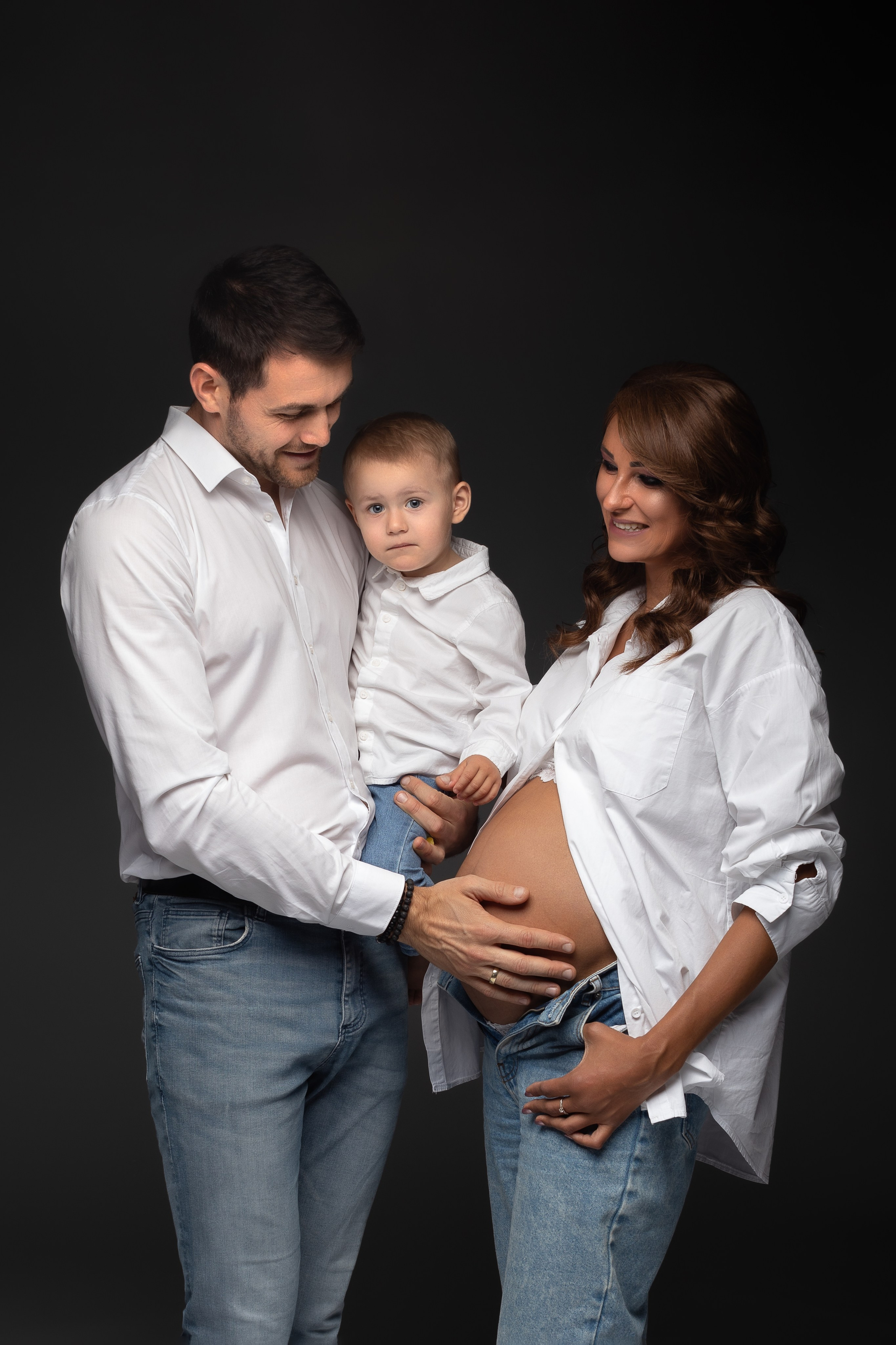 Professionelles Schwangerschafts-Fotoshooting im Fotostudio mit Partner und Kind