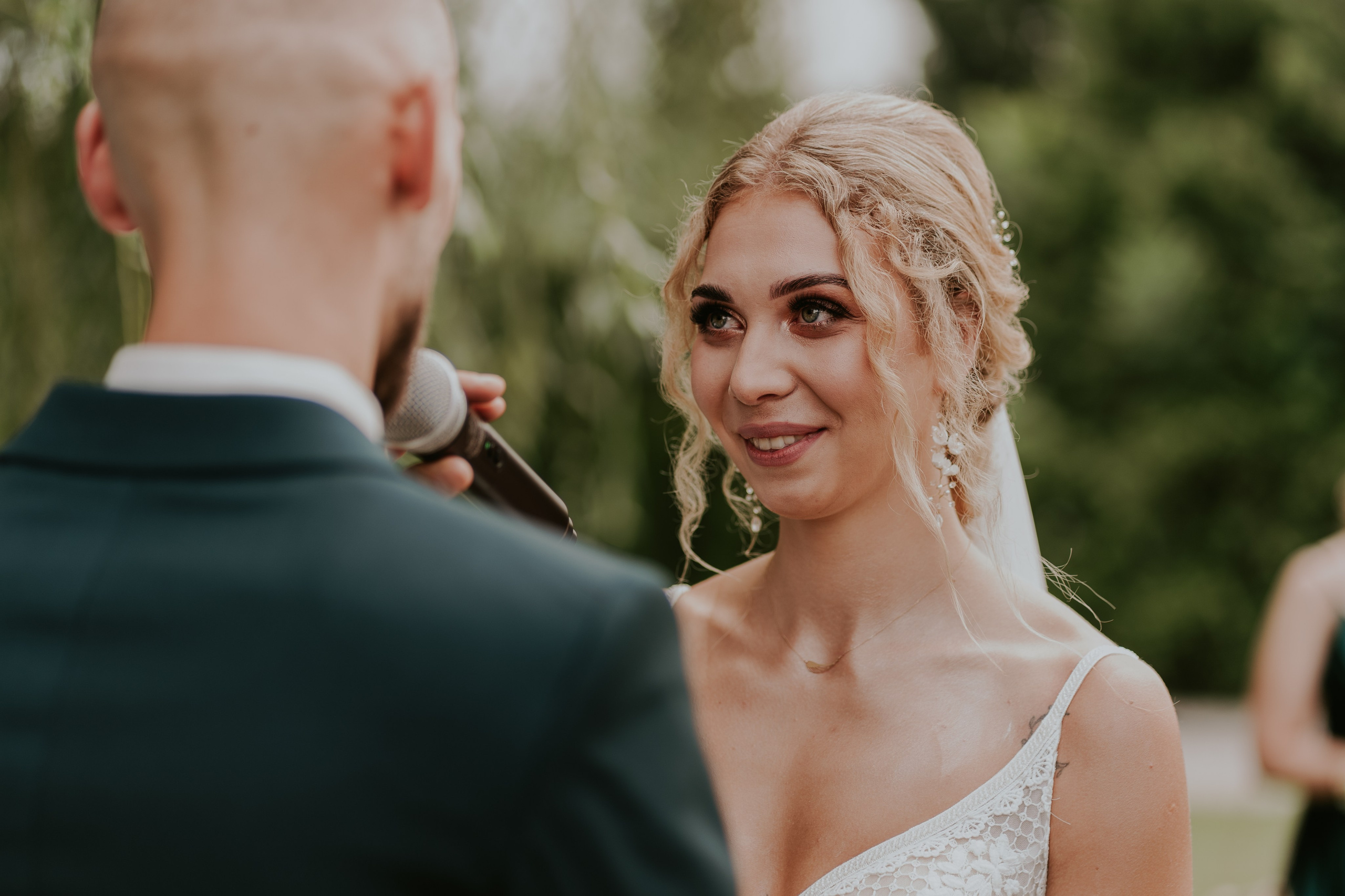 Dwór Wierzbno: plenerowy ślub pod wierzbą. Karkowskafoto - fotografia miłości