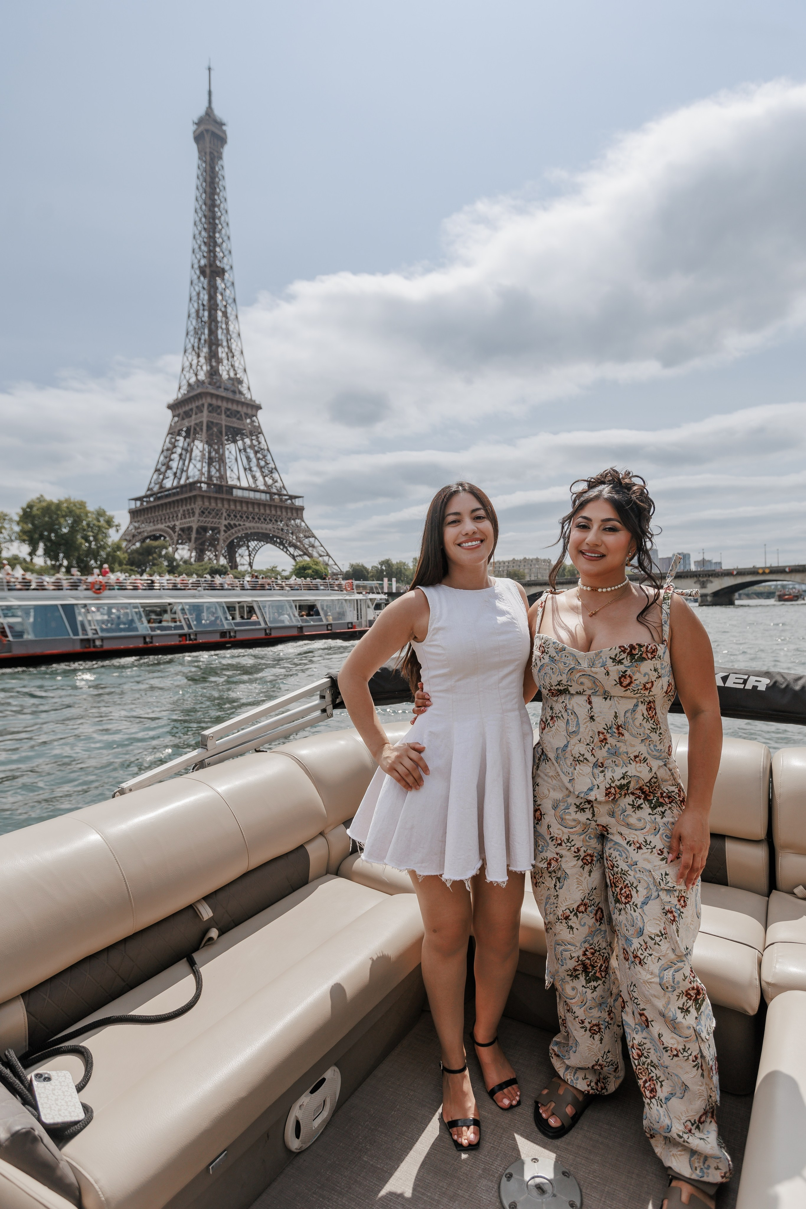 Sail, Sip & Smile: A Private Seine Cruise with Your Personal Photographer & Filmmaker. Photographe à Paris