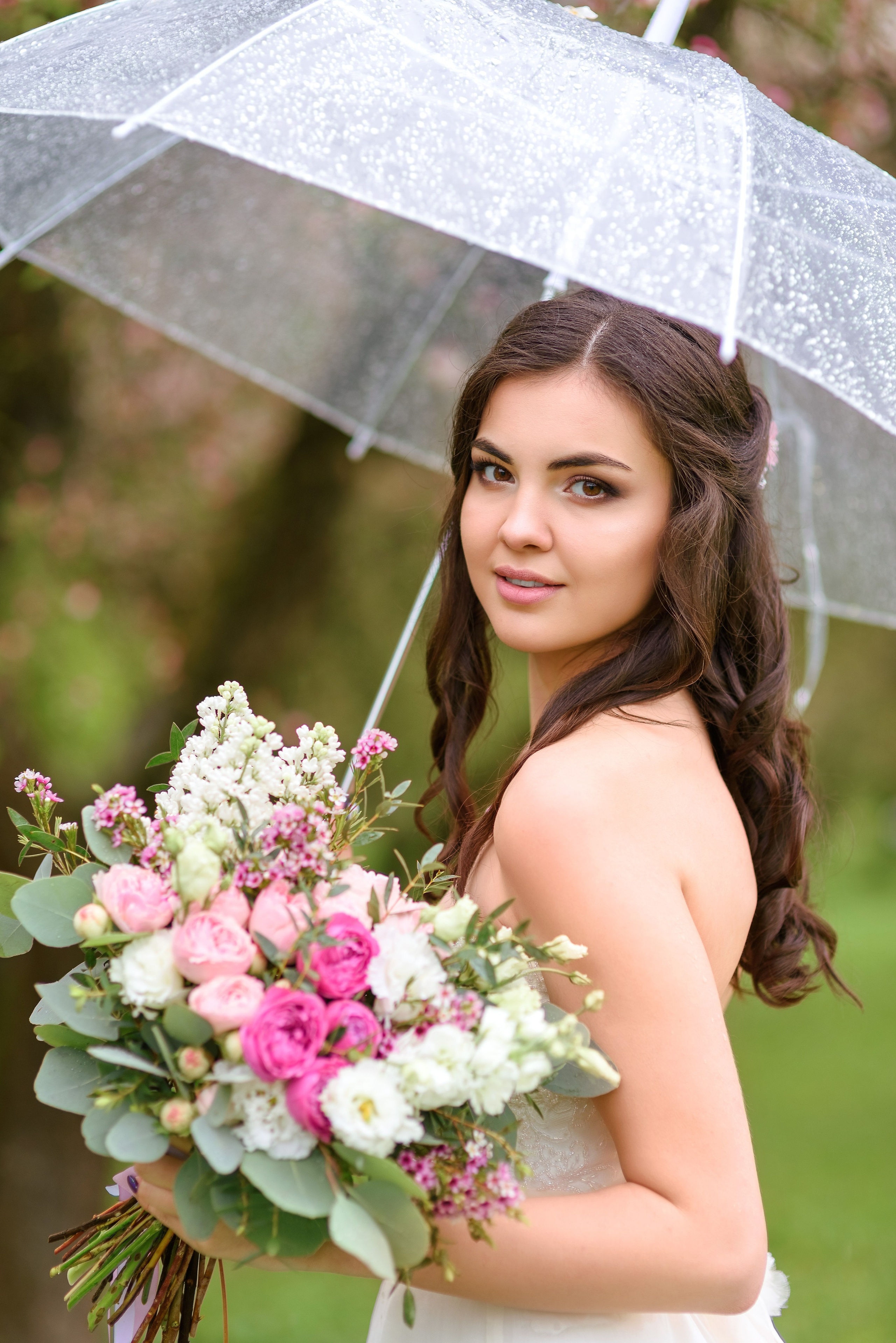 Свадебная прогулка в цветущем саду. Семейный фотограф и фотограф новорожденных в Вильнюсе Ирина Беленкевич