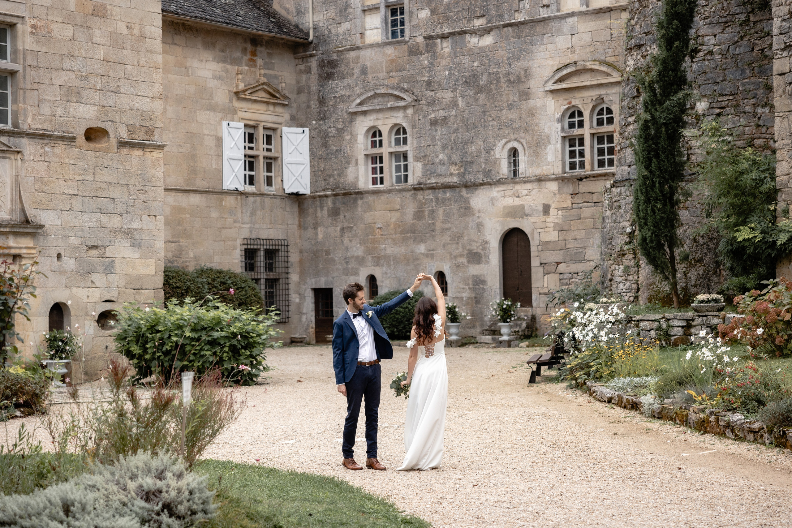 French Chateau Wedding. Elopement at Château de Cénevières. Eugénie Smirnova — your photographer in Toulouse and southwest France