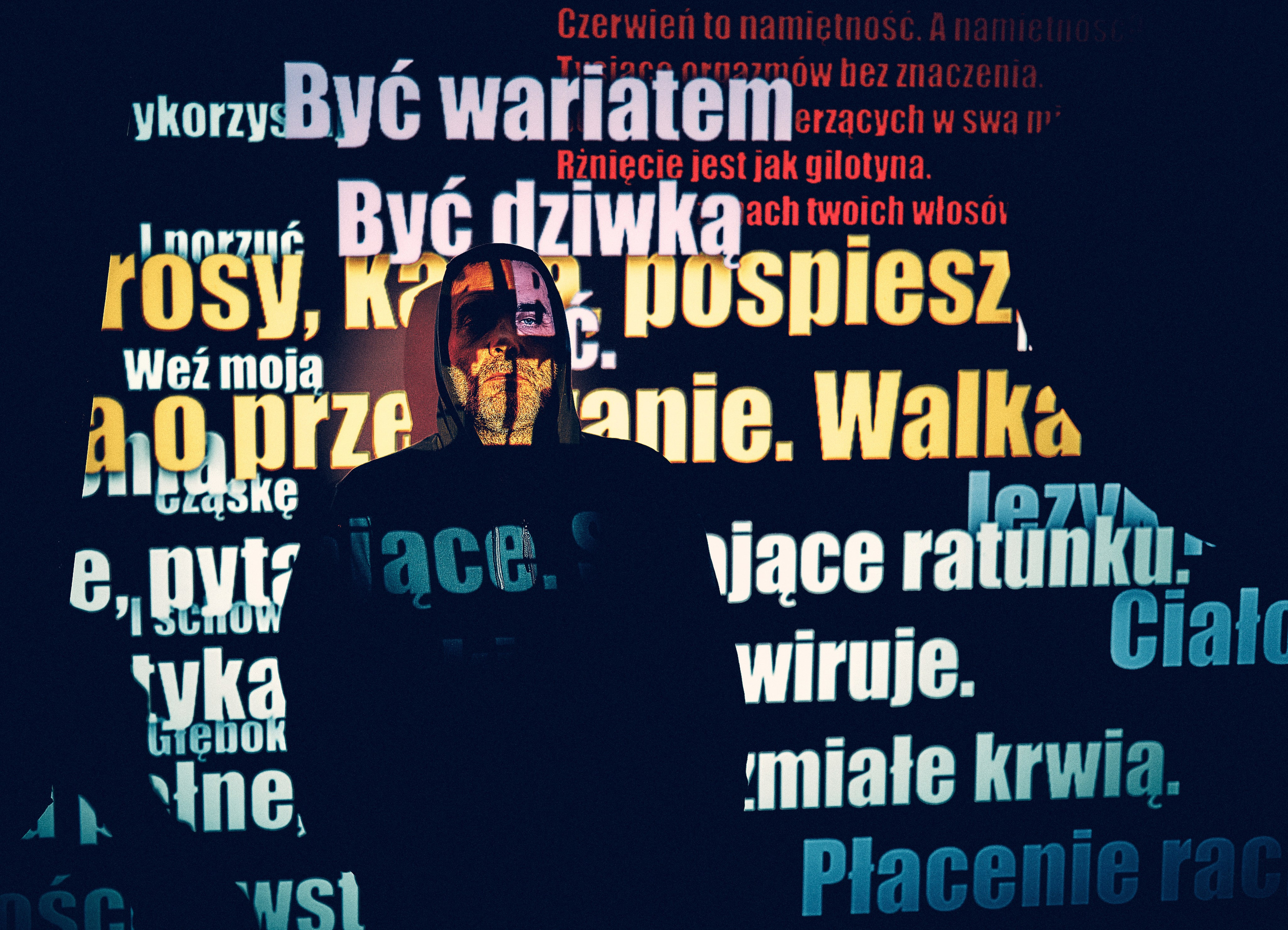 Artur Krasicki - portrety "Poeta - Ból Istnienia". Portretowy fotograf Andriej Szypiłow. Spojrzenie na Kumpla w stylu Noir. Każdy z nas ma swoją ciemną stronę… Portret czarno-biały. BW. Black and White Portrait.