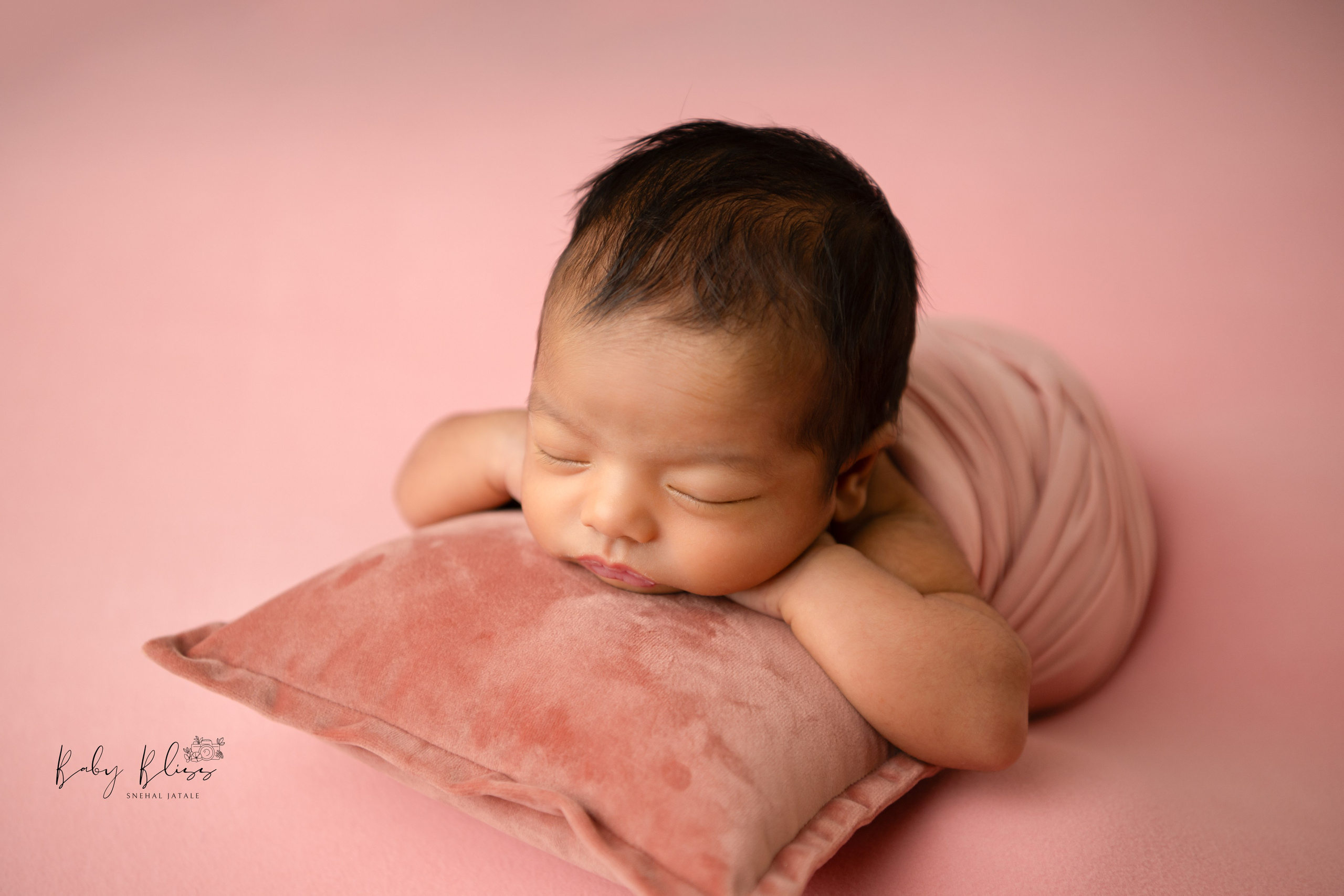 Best newborn photographer in Doha, Qatar. Best infant photoshoot in Doha, Qatar. Newborn photo session in Doha Qatar, baby, sitter, cake smash, pre-birthday, maternity, family photographer in Doha, Qatar