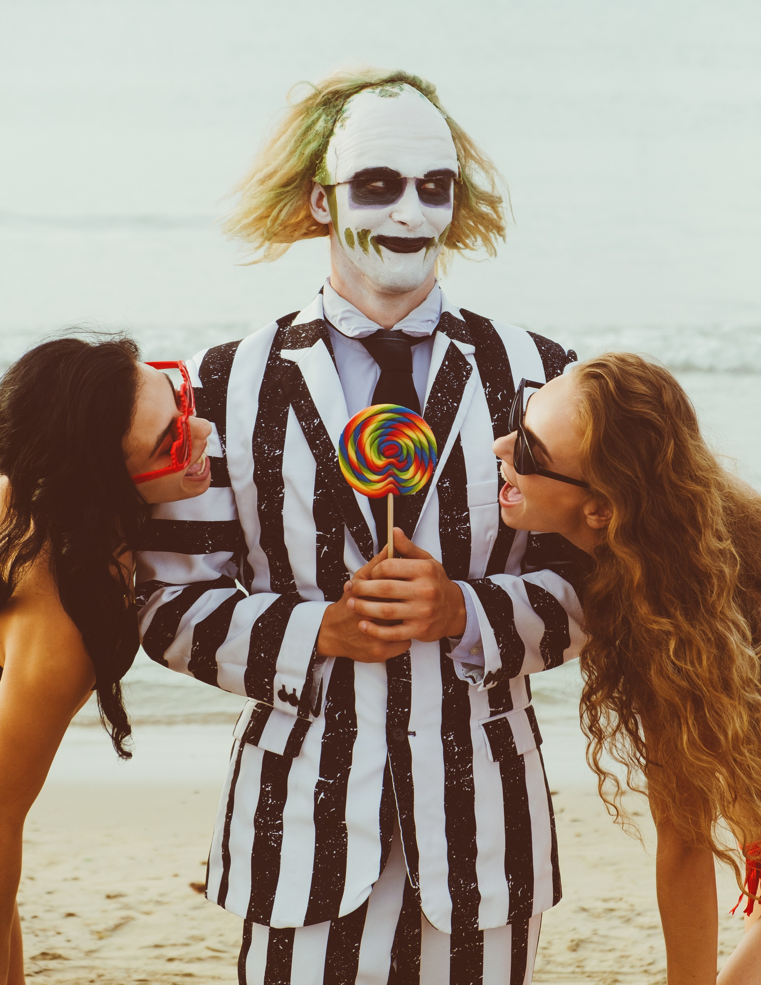 Beetlejuice на море: Экспериментальная фотосессия с цирковыми артистами — Фотограф Андрей Луковников