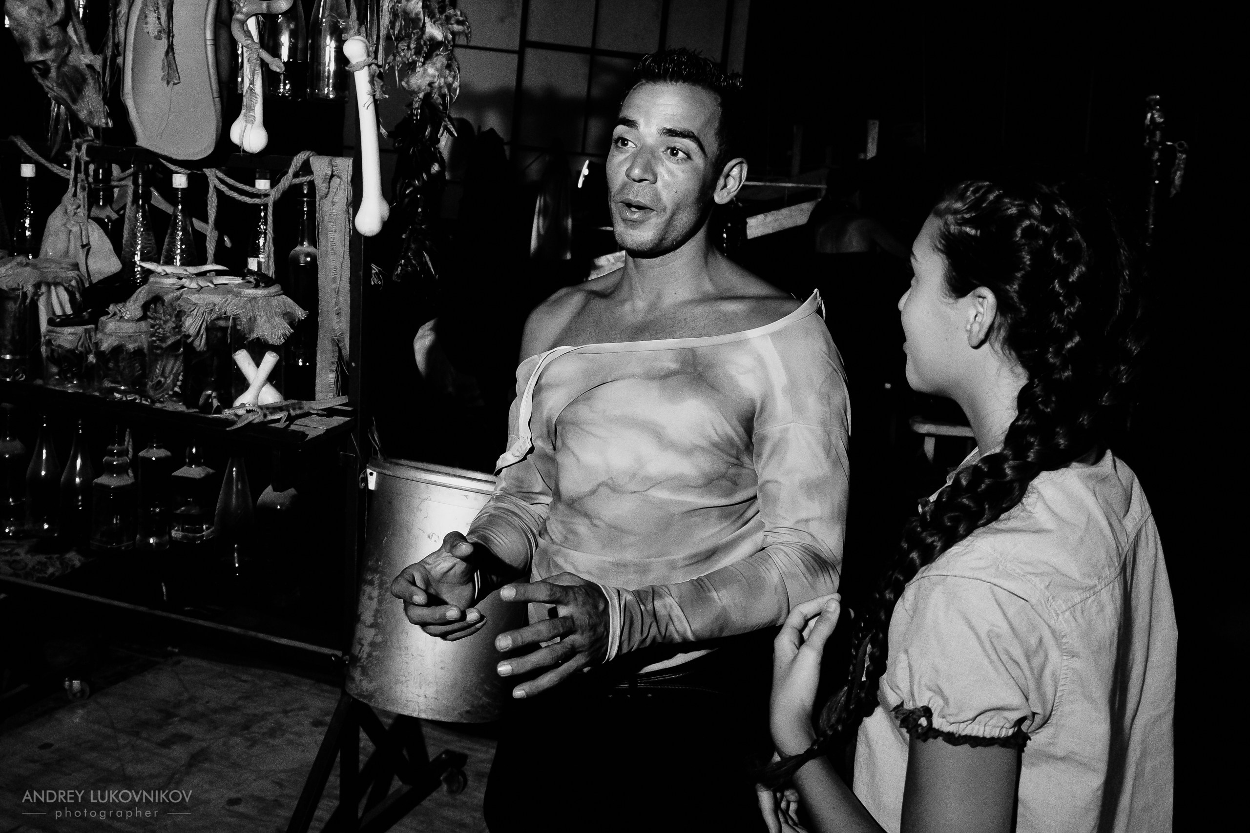 Sesión de fotos entre bastidores en El Circo Encantado: la vida de los artistas tras bambalinas