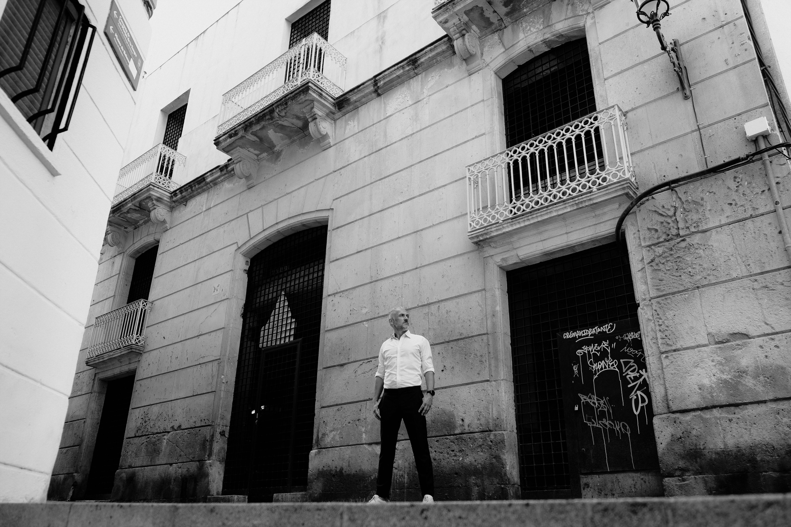 Портретная фотосессия музыканта Robert Skarsbakk в старом городе Аликанте для обложки альбома — Фотограф Андрей Луковников