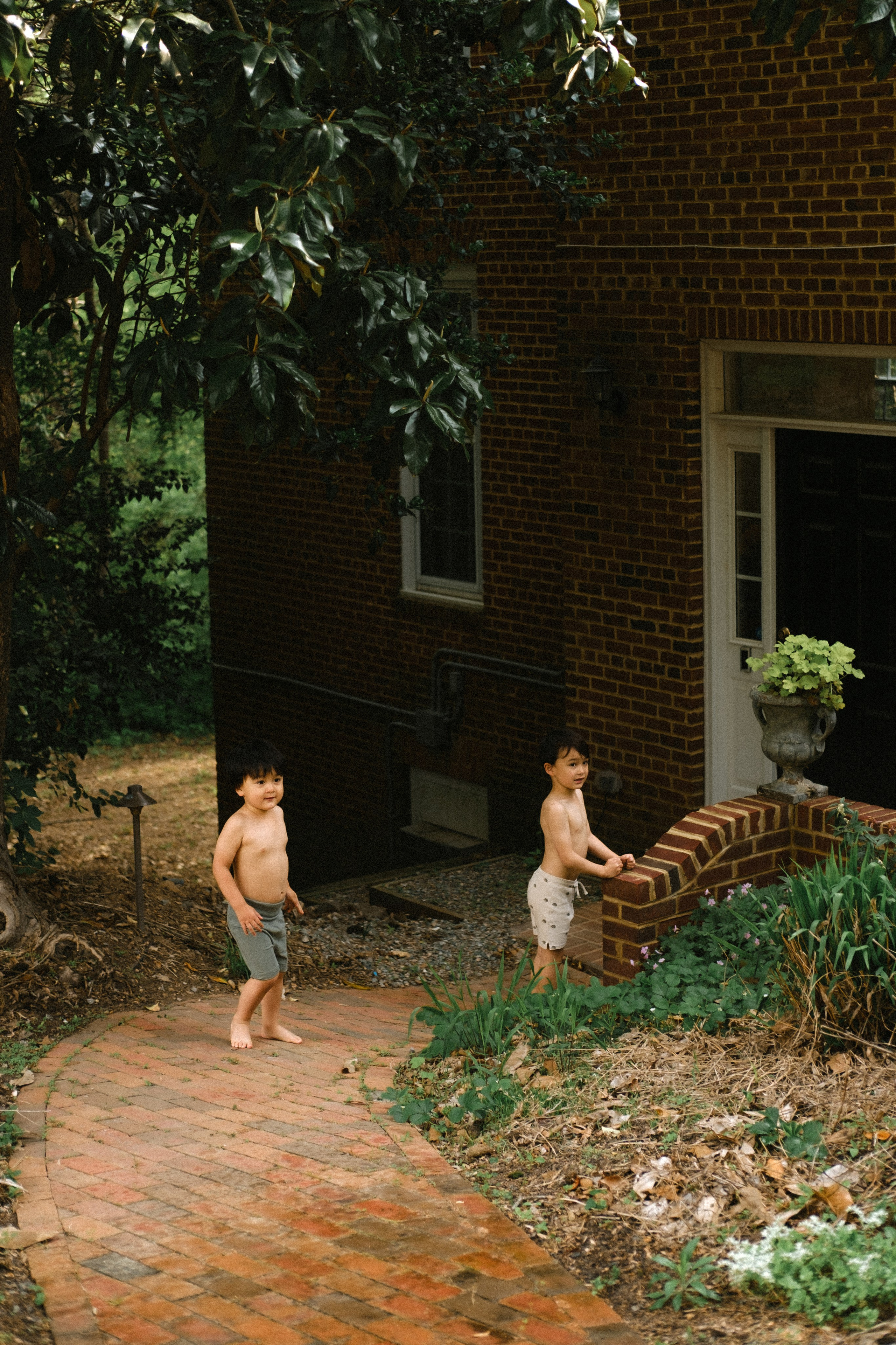 Cozy In-Home Family Photo Session in a Historic Richmond Victorian Home. Family Photographer Anna Dobrovolskaia | Richmond, VA