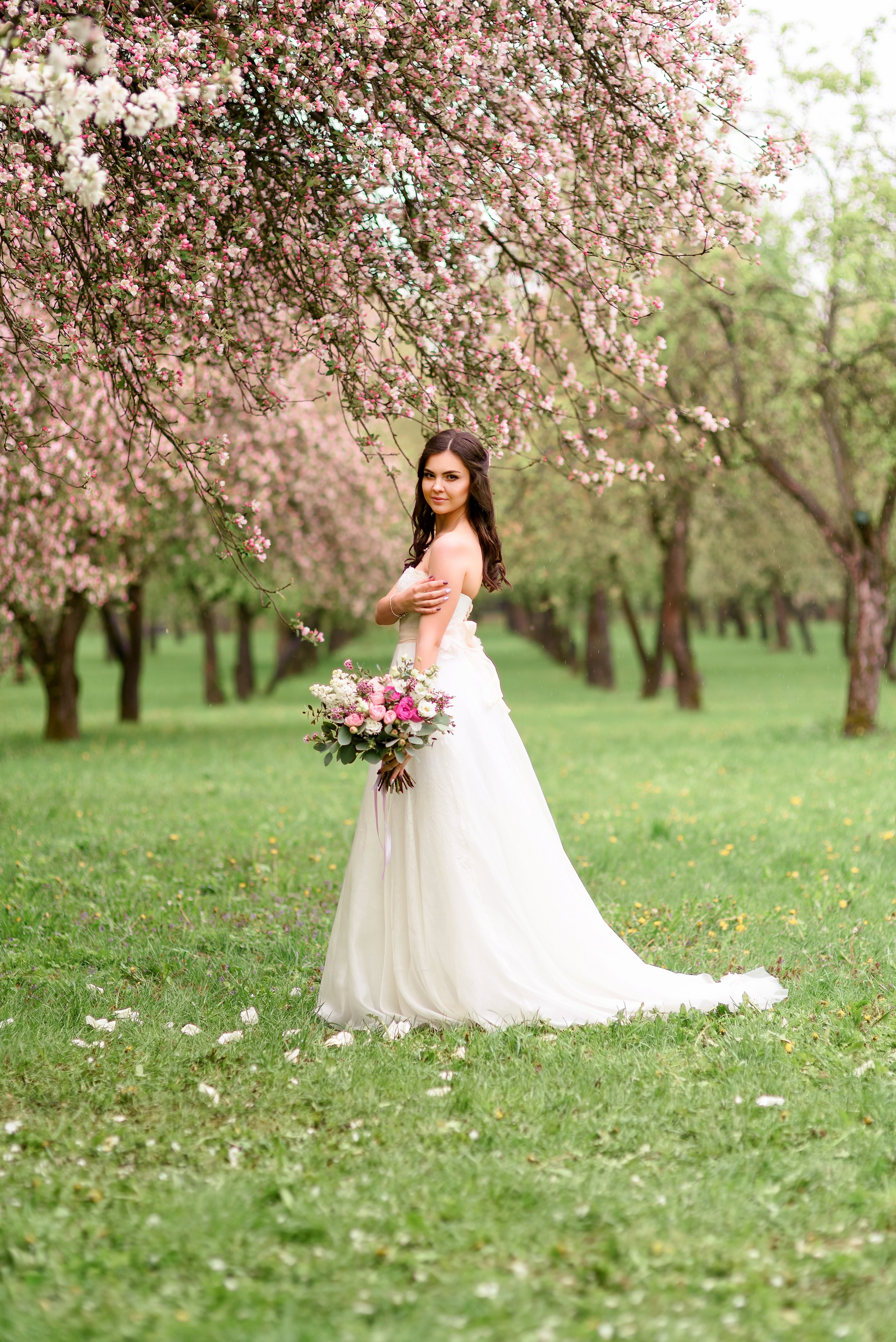 Свадебная прогулка в цветущем саду. Семейный фотограф и фотограф новорожденных в Вильнюсе Ирина Беленкевич