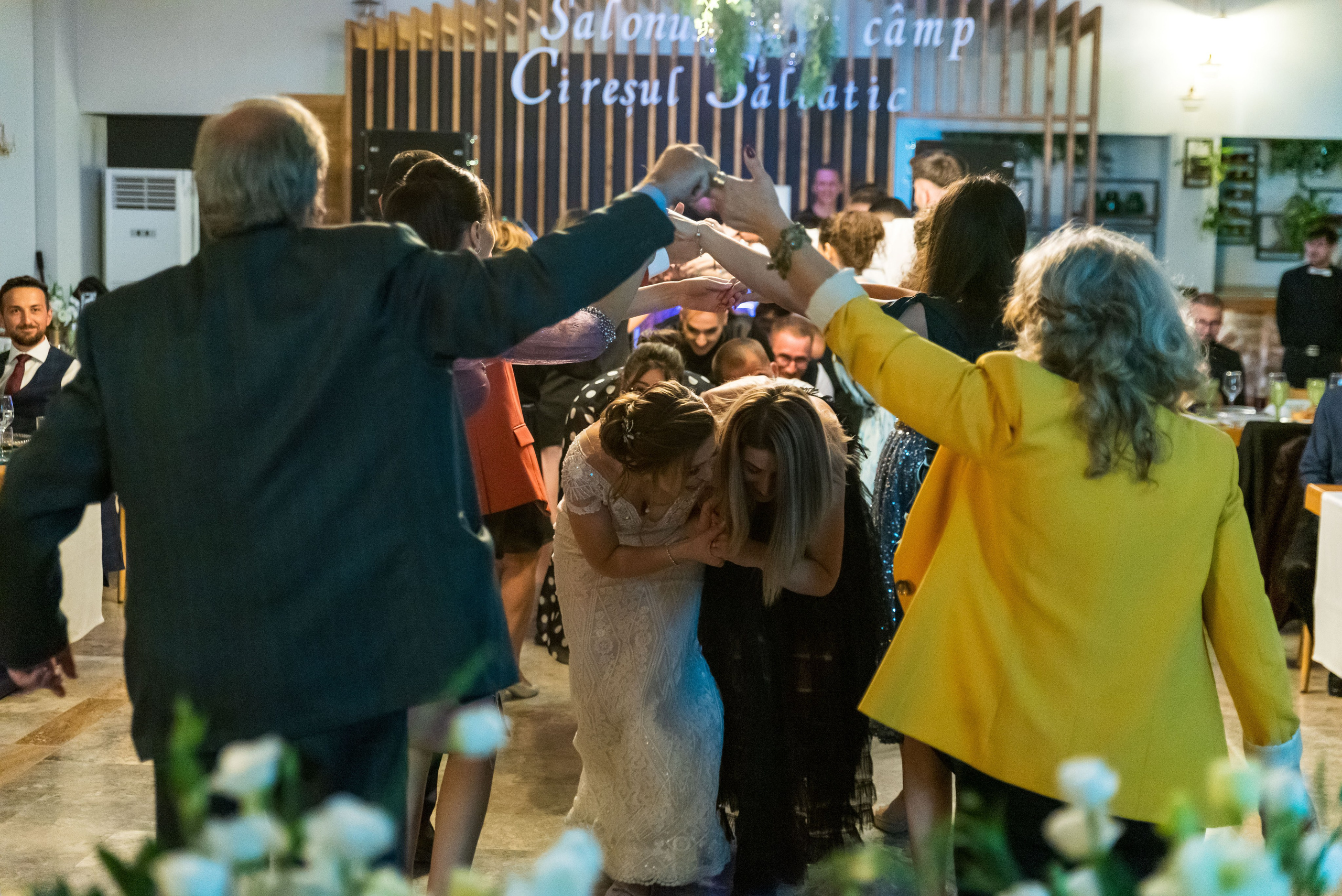 Locație de nuntă, fotograf nuntă, fotograf eveniment, fotograf ceremonie, fotograf petrecere, fotograf mireasă, fotograf mire, decor nunta, fotograf atmosferă, fotograf romantic, fotograf lux, fotograf elegant, fotografii unice, fotografii memorabile, fotograf România, fotograf nunta Ciresul Salbatic