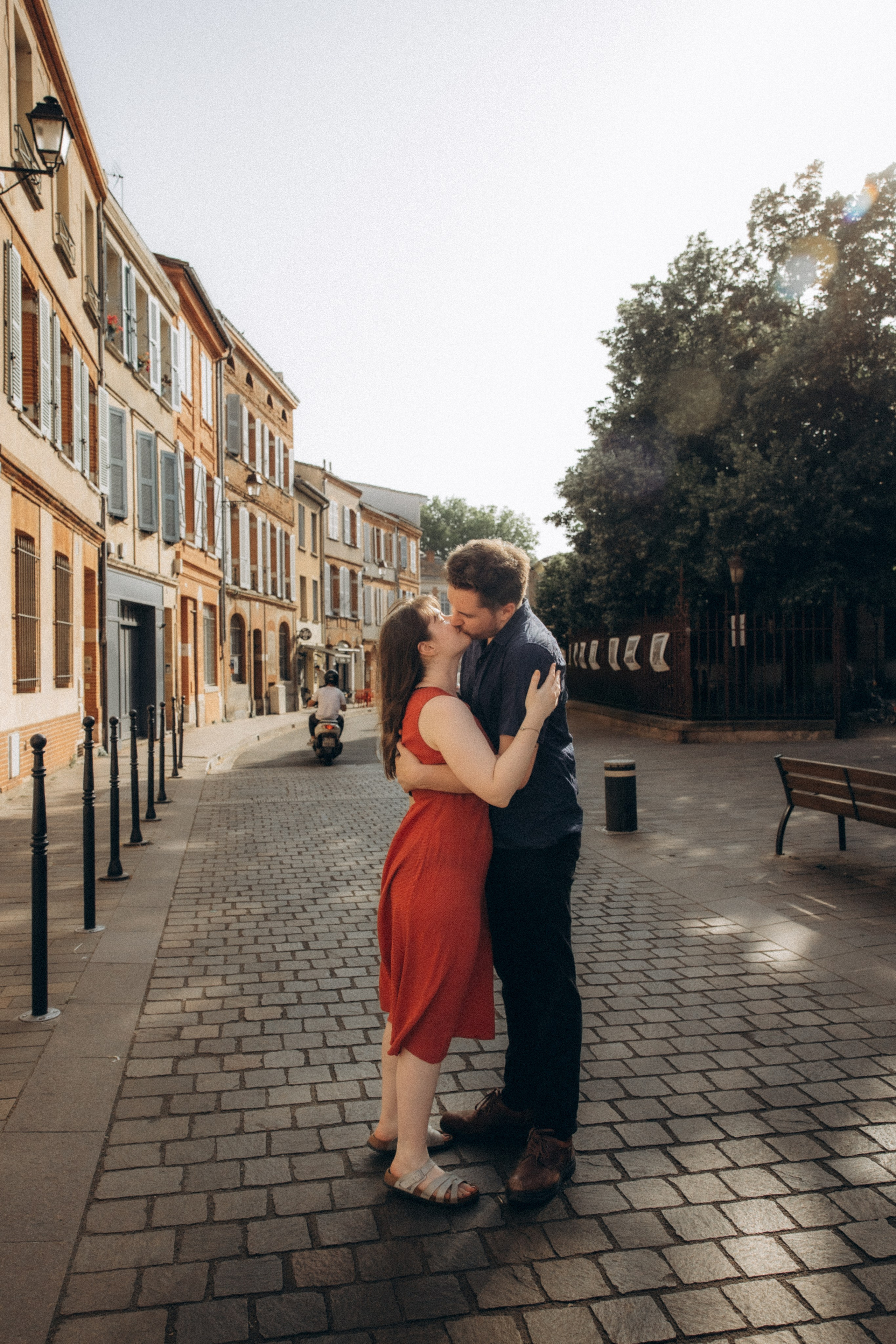 Surprise proposal photoshoot in Toulouse: romantic moment to remember. Eugénie Smirnova — your photographer in Toulouse and southwest France