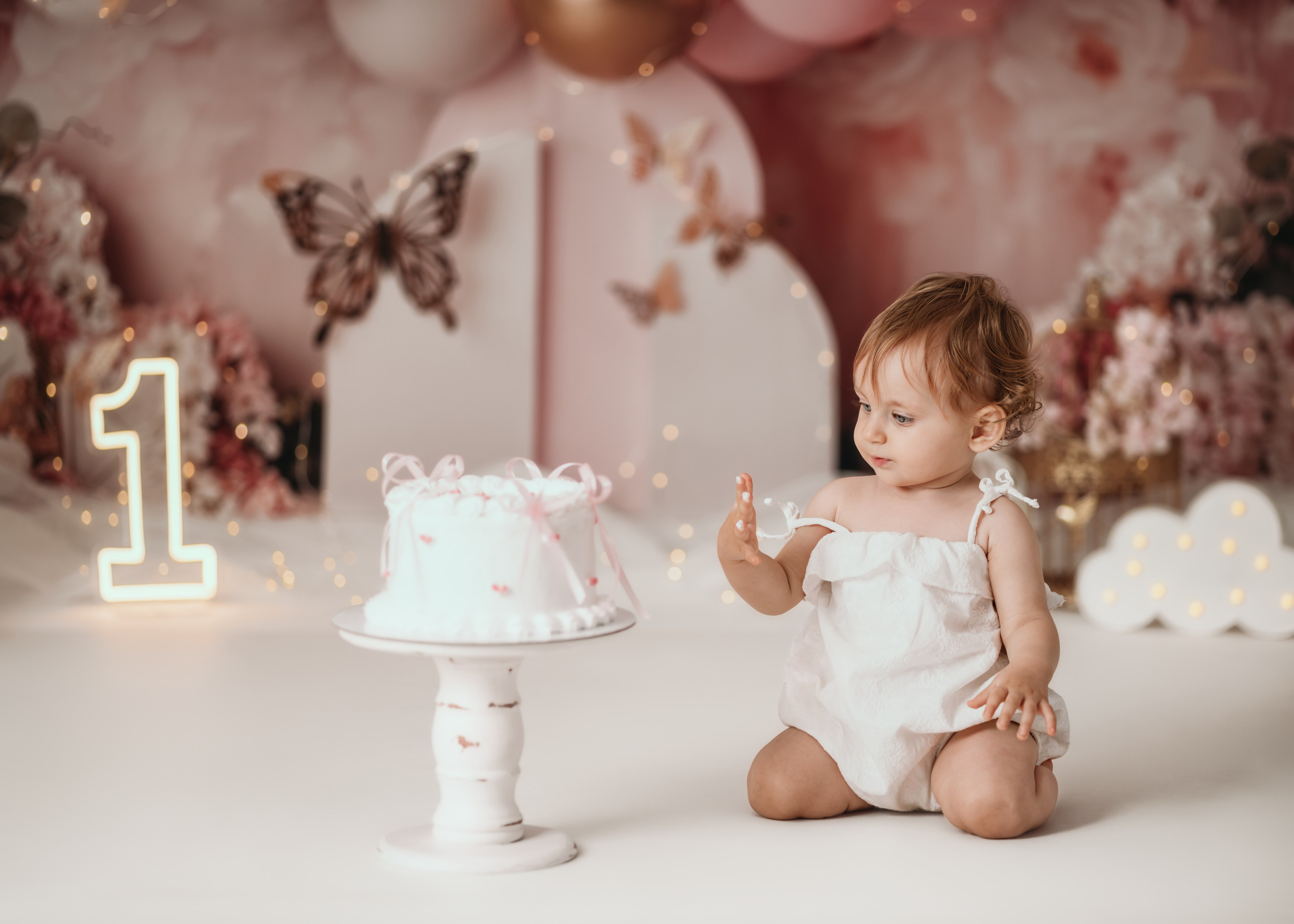 Fotografisanje prvog rođendana u Beogradu sa roze lampicama i balonima
