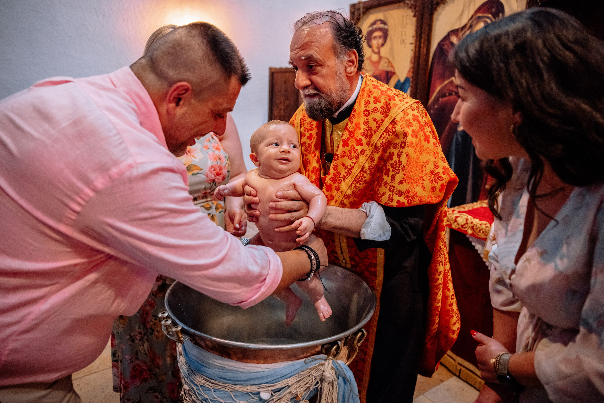 Priester taucht das Baby in Taufwasser – griechisch-orthodoxe Kirche