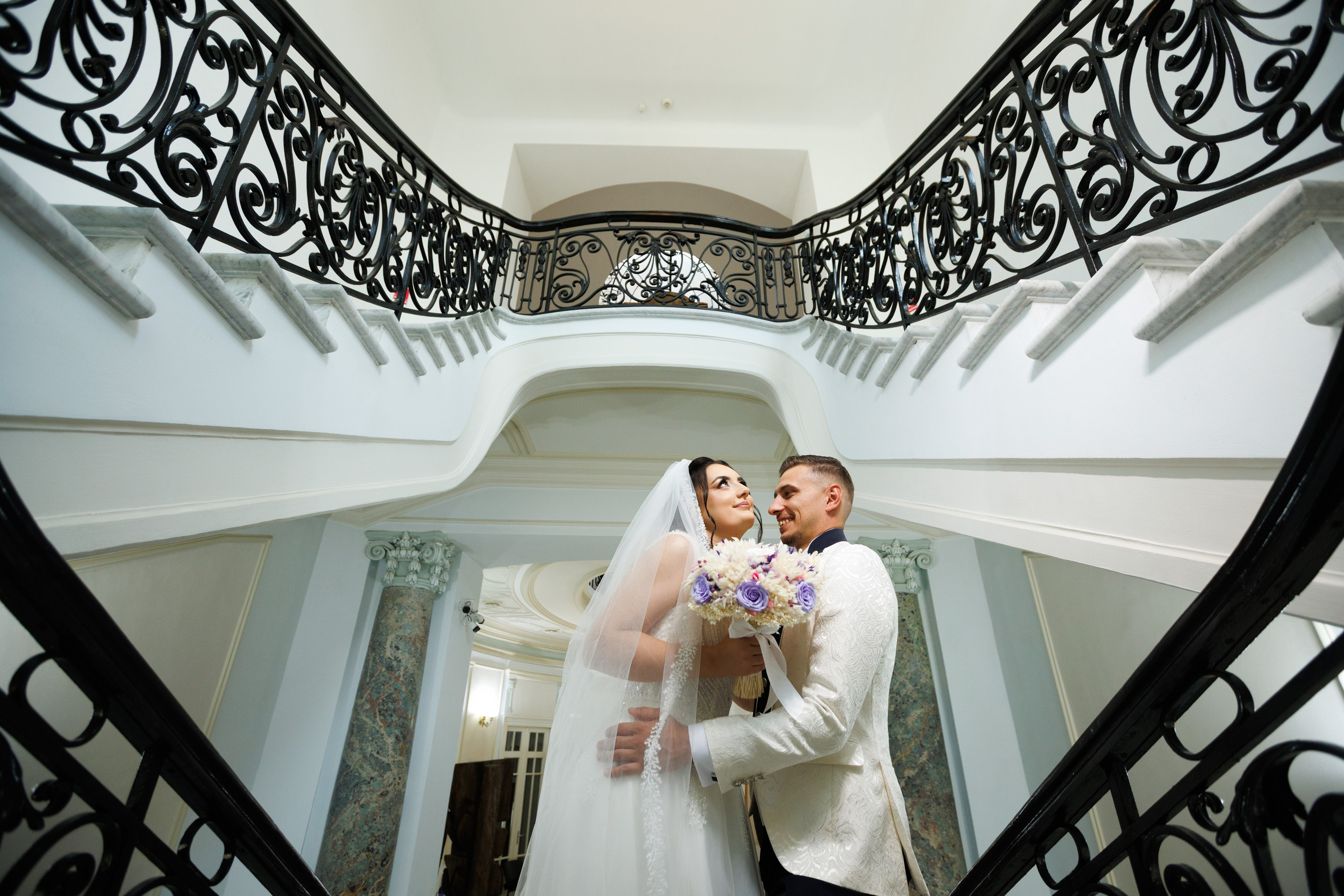 Portret de nuntă cu Iulian și Gabriela sub scara interioară cu balustrade ornamentale