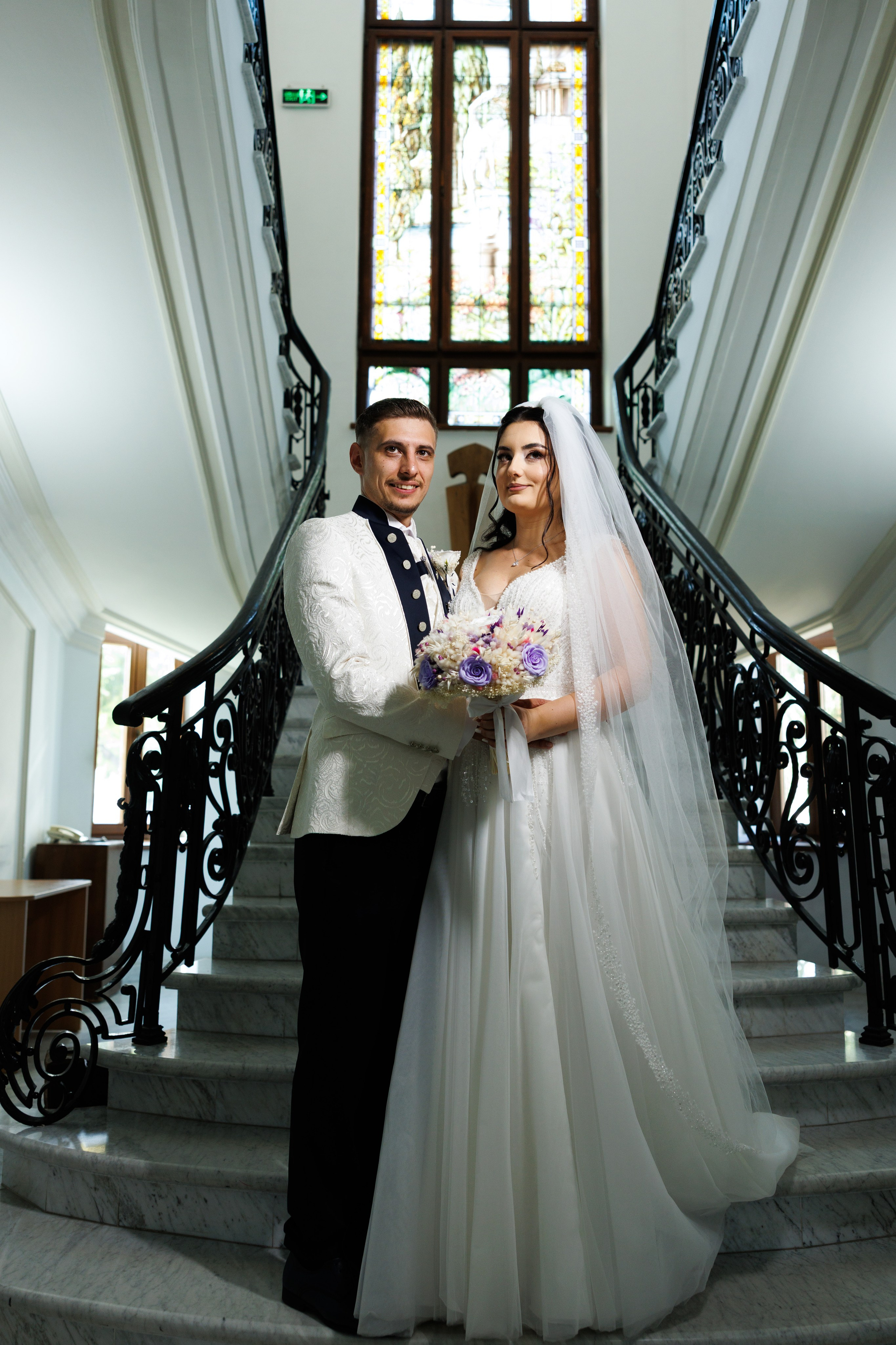 Iulian și Gabriela pe scara monumentală a unei clădiri istorice din Brăila
